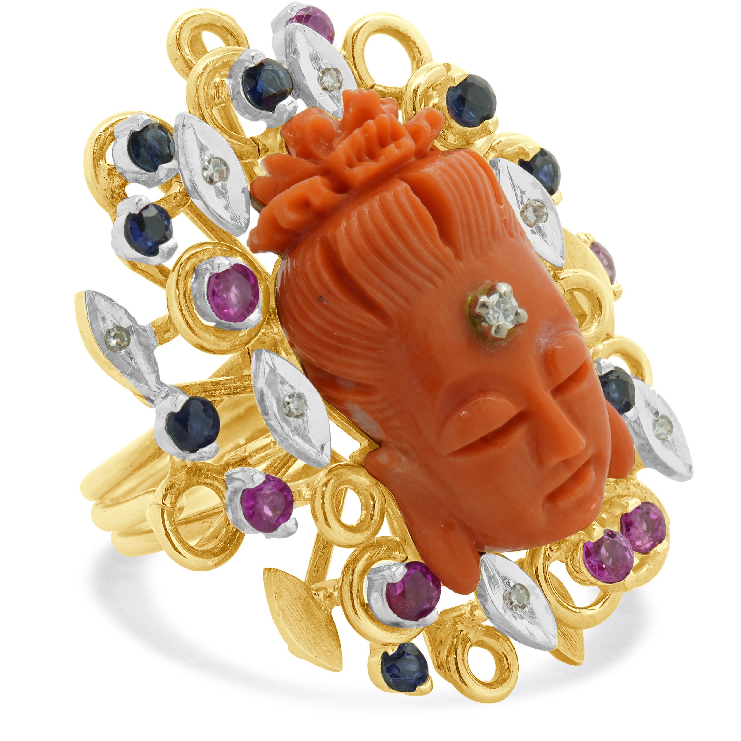 Taille ronde Bague bouddha en or jaune 14 carats, rubis, saphir, diamant et corail sculpté en vente