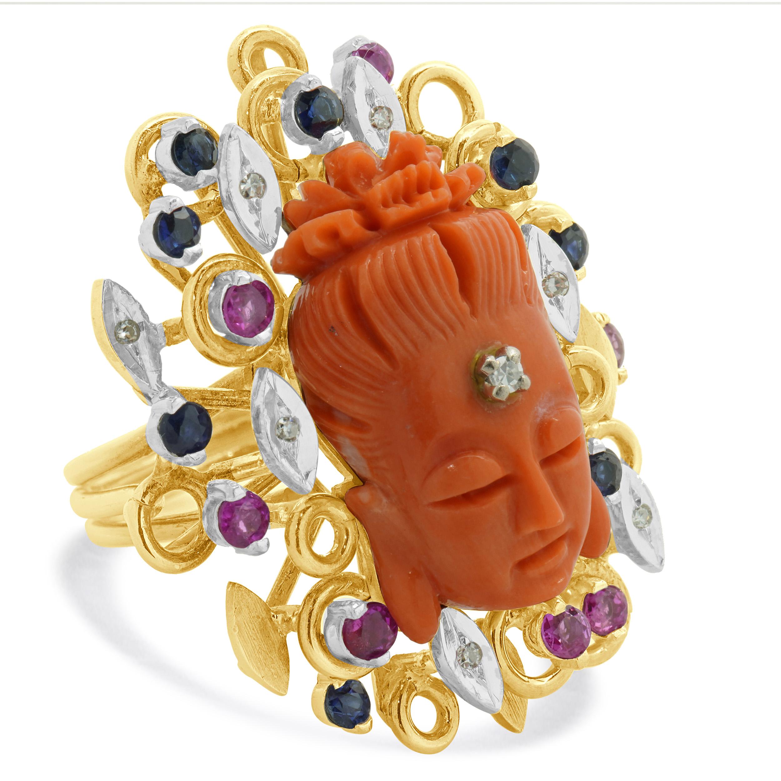 Bague bouddha en or jaune 14 carats, rubis, saphir, diamant et corail sculpté Excellent état - En vente à Scottsdale, AZ