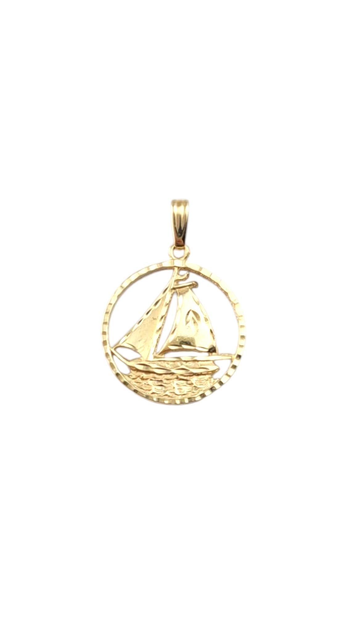 Charme de bateau à voile en or jaune 14K-

Breloque voilier en or jaune 14K - Réalisée en or jaune 14K, cette élégante breloque est ornée d'un voilier magnifiquement détaillé, symbolisant l'aventure, la liberté et la sérénité de la mer. Parfaite