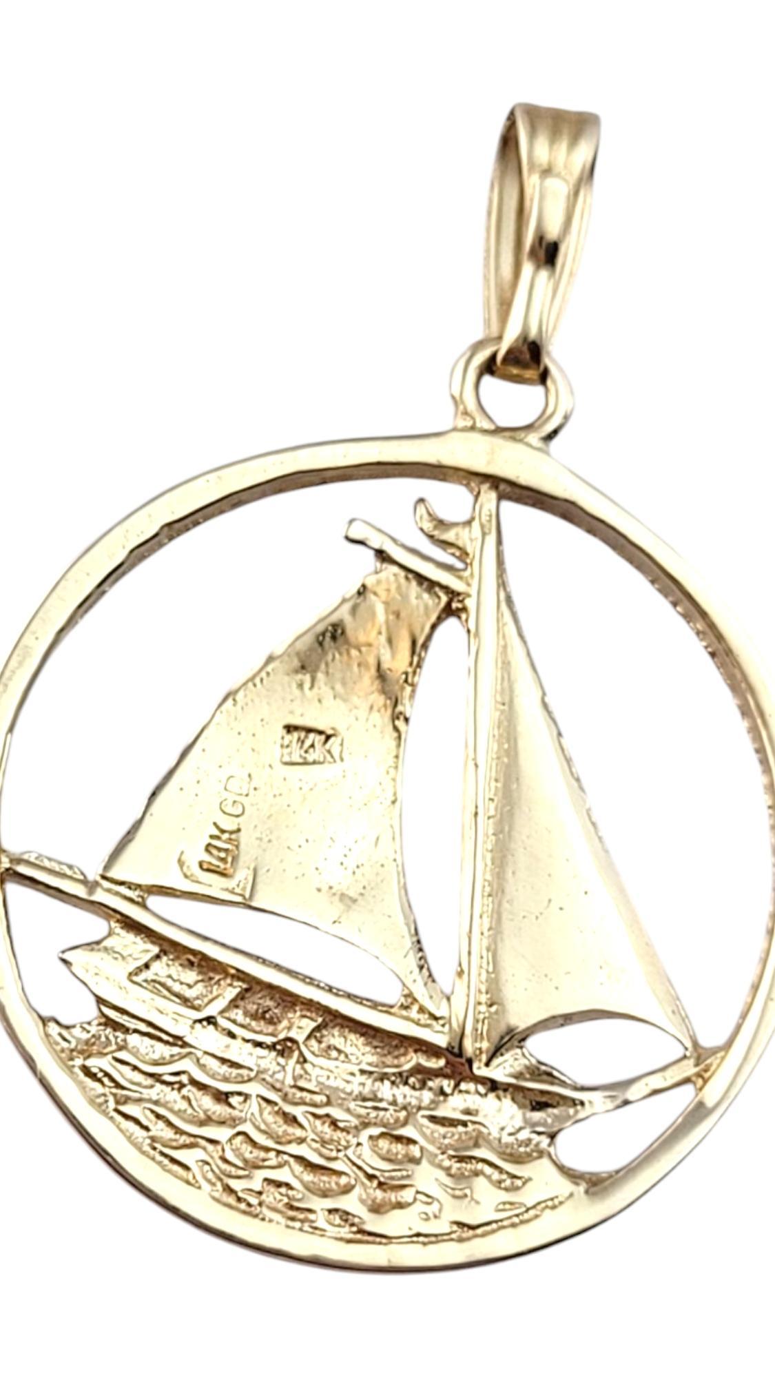 Breloque voilier en or jaune 14 carats #21271 Pour femmes en vente