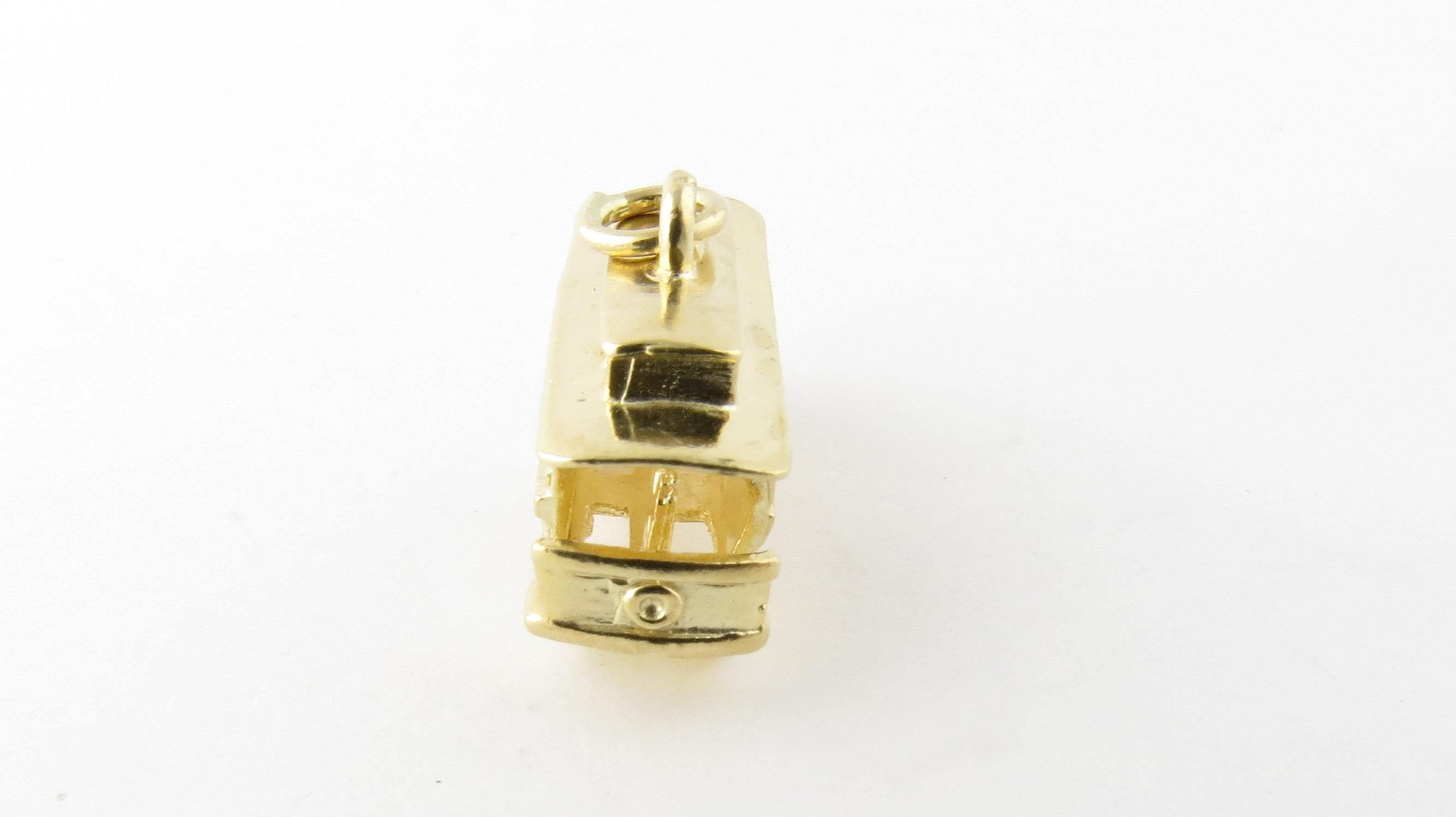 Vintage 14 Karat Yellow Gold San Francisco Cable Car Charm

Jump on the trolley!

This whimsical charm features a miniature cable car with the words 