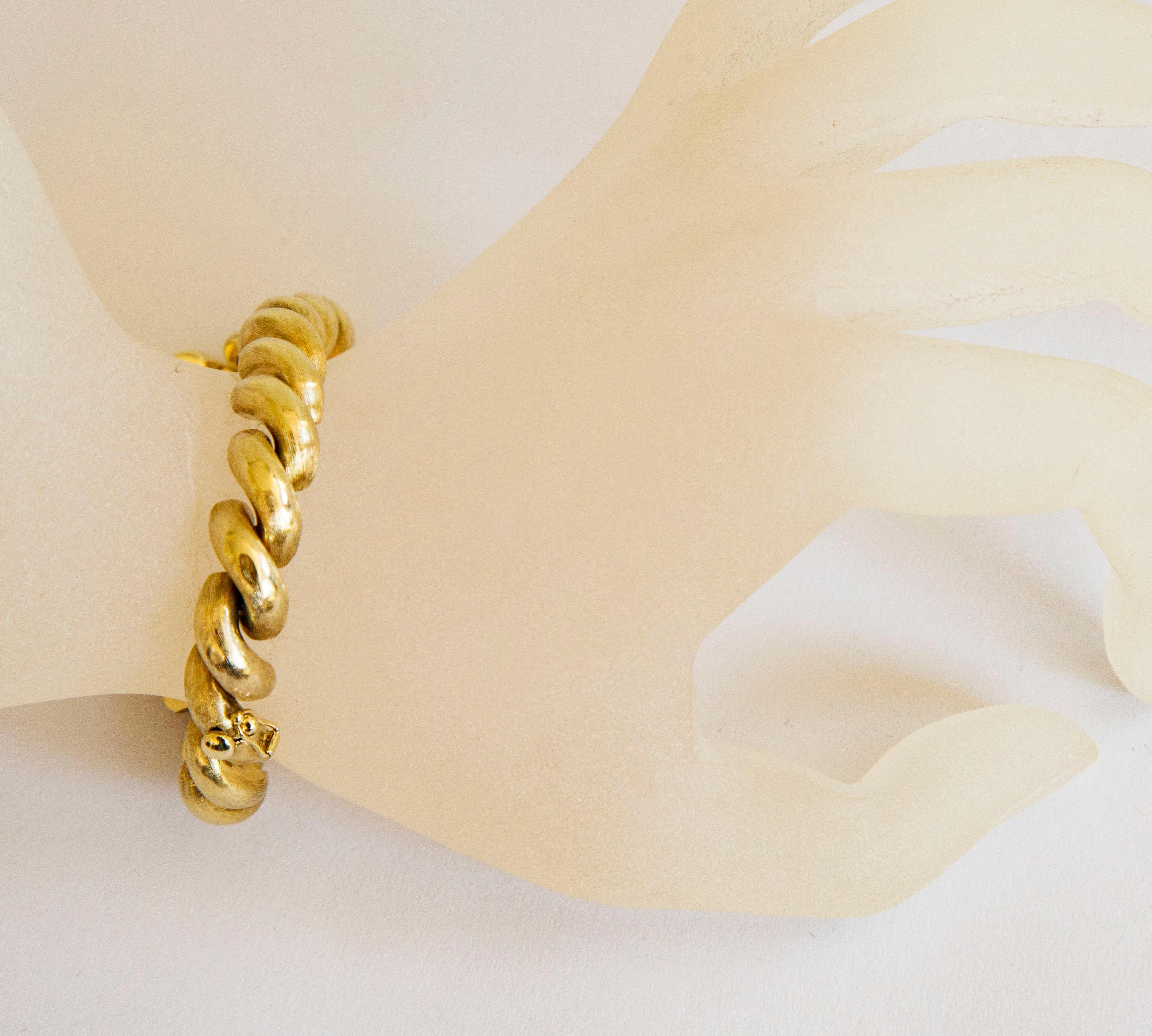 A vintage 14 karat/585 yellow gold half-chain link San Marco Macaroni bracelet with matte and textured finish. It has an insert clasp and safety lock for a secure closure.
The bracelet was tested and it is stamped for 585/14 karat gold content. The