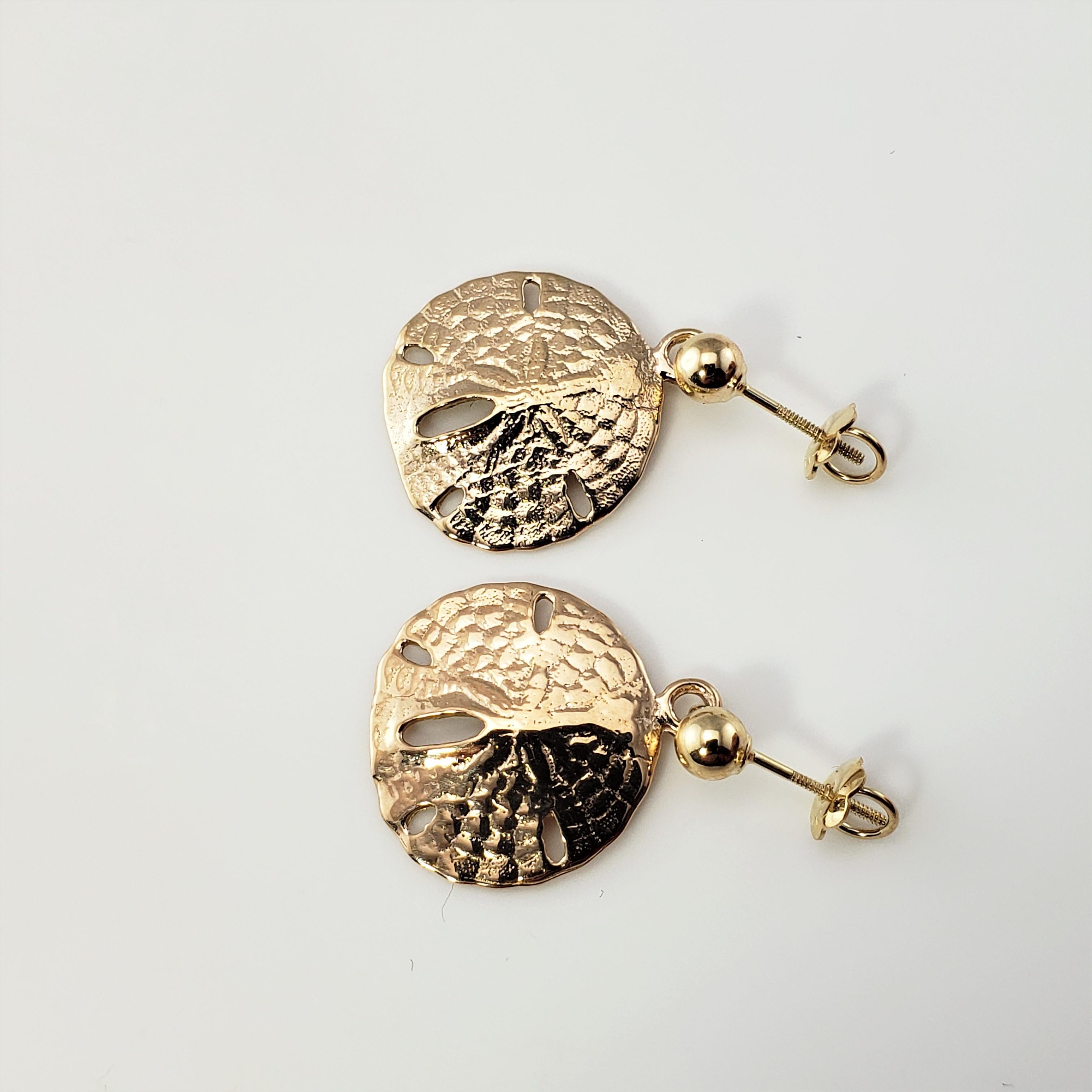 14 Karat Yellow Gold Sand Dollar Earrings-

These lovely dangling earrings each feature a beautiful sand dollar meticulously detailed in 14K yellow gold.  Screw back closures.

Matching pendant:  RL-0009109

Size:  19 mm  x  17 mm

Weight:  2.2 dwt.