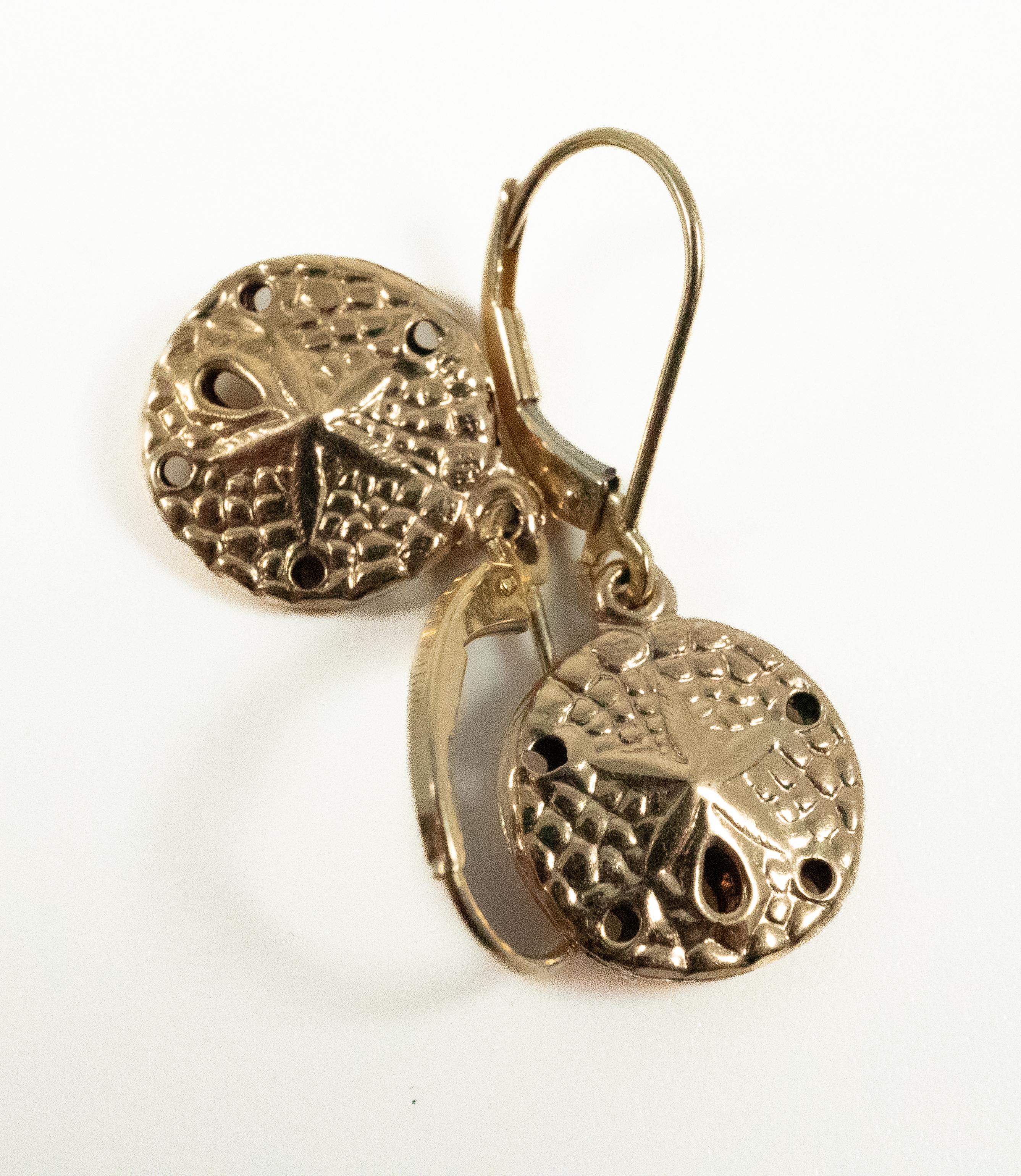 14 Karat Yellow Gold Sand Dollar Earrings In Good Condition For Sale In Dallas, TX