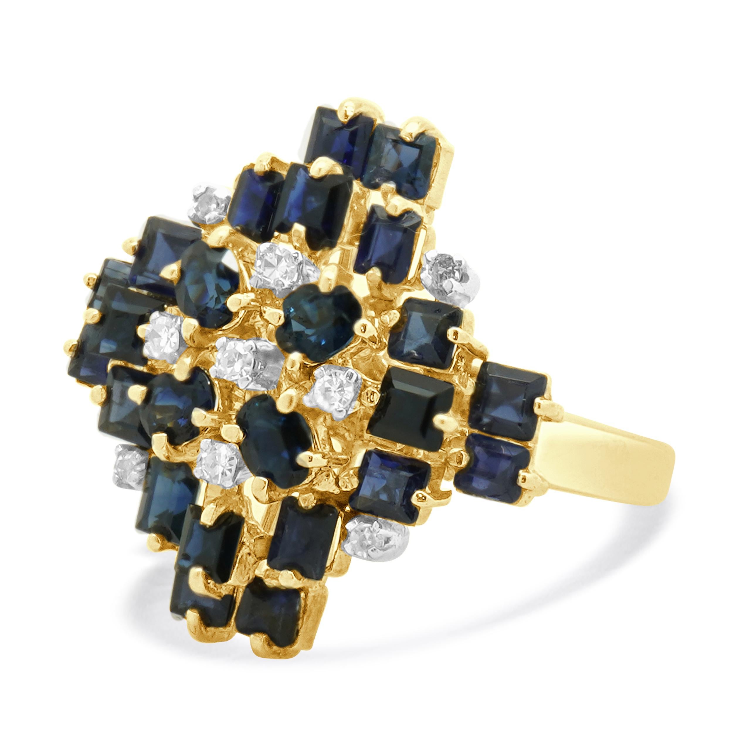 
Concepteur : personnalisé
Matériau : Or jaune 14K
Saphir : 24 tailles mixtes = 2,04cttw
Diamant : 9 tailles rondes = 0,18cttw
Couleur : H
Clarté : SI1
Taille : 5.5
Dimensions : la partie supérieure de l'anneau mesure 20.30 mm de large
Poids : 5.30