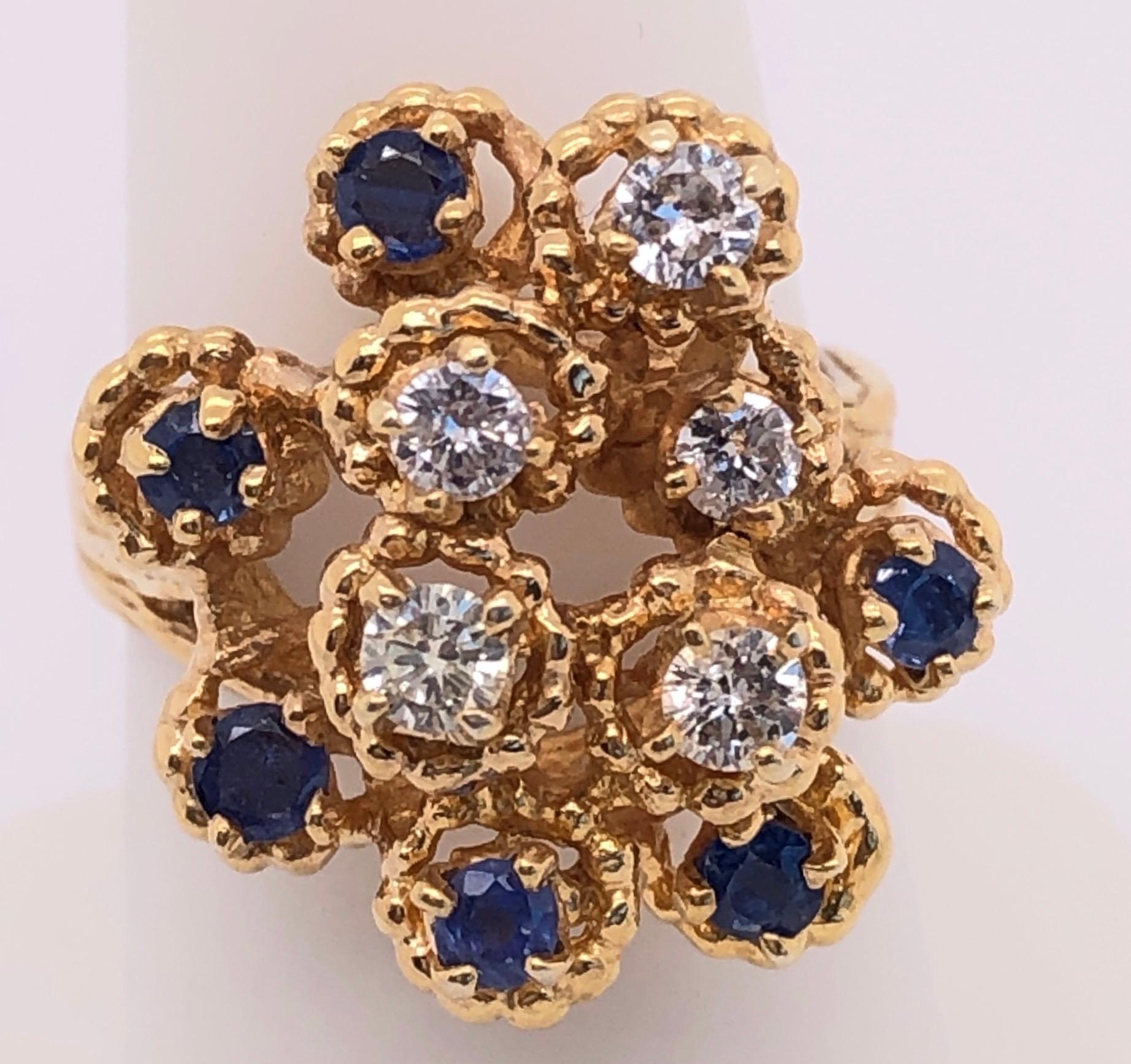 Taille ronde Bague en or jaune 14 carats avec grappe de saphirs et de diamants en vente
