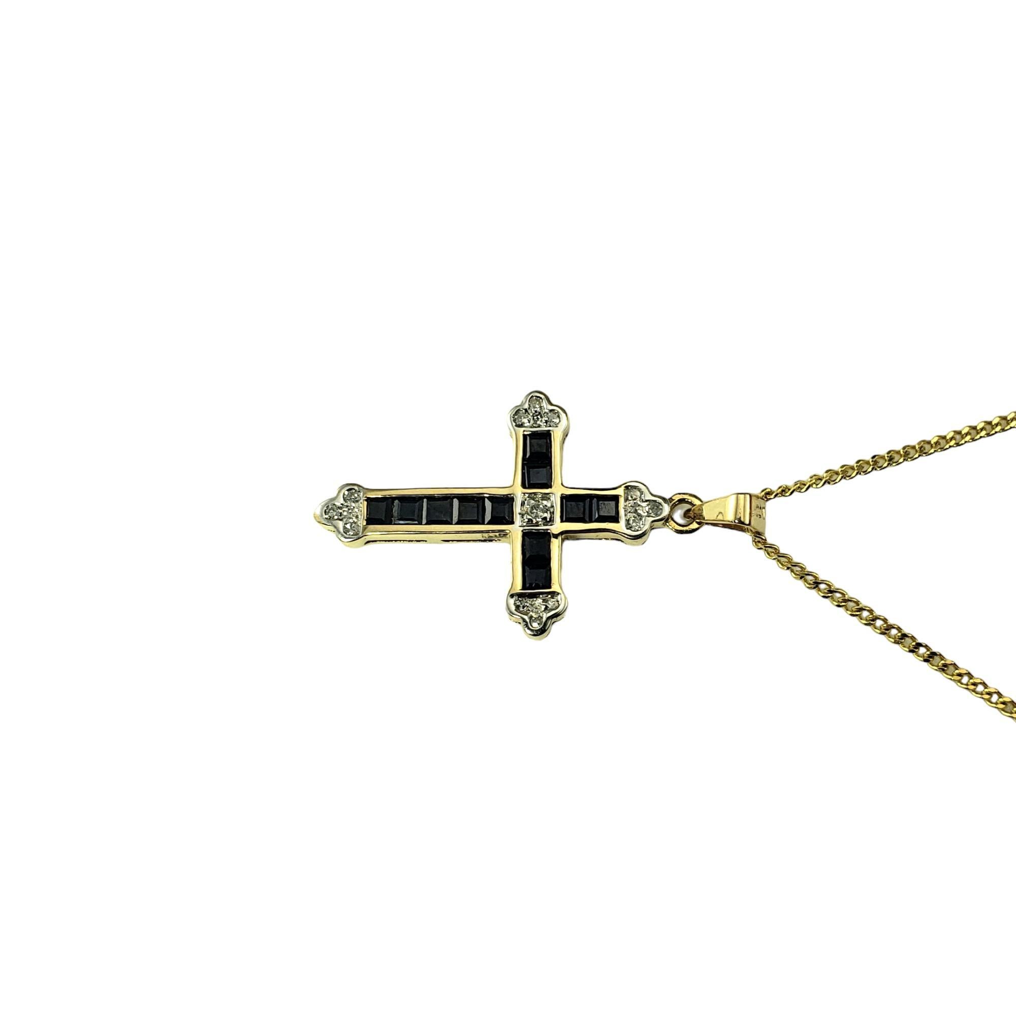 Collar Colgante Cruz Zafiro y Diamante Oro Amarillo 14 Kilates

Este elegante colgante en forma de cruz tiene 13 diamantes redondos de talla única y 11 zafiros de talla cuadrada engastados en oro amarillo de 14 quilates.  Cuelga de un collar clásico