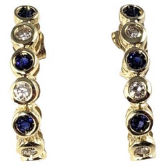Pendientes de medio aro de zafiro natural y diamante en oro amarillo de 14 quilates