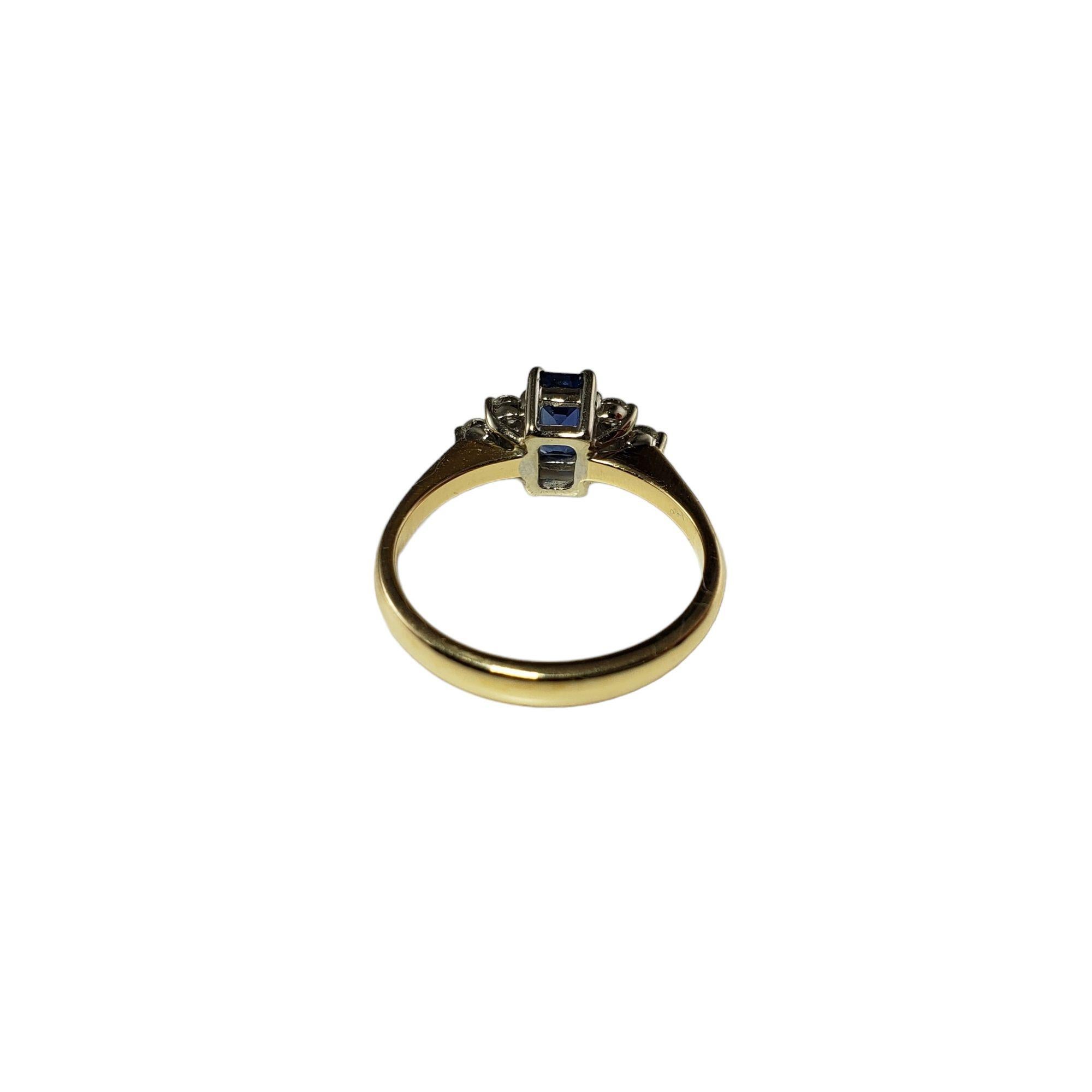 Vintage 14 Karat Yellow Gold Sapphire and Diamond Ring Size 6 JAGi Certified-

Cette jolie bague présente un saphir de taille émeraude et six diamants ronds de taille brillante sertis dans de l'or jaune 14K classique. Largeur : 7 mm. Tige : 2