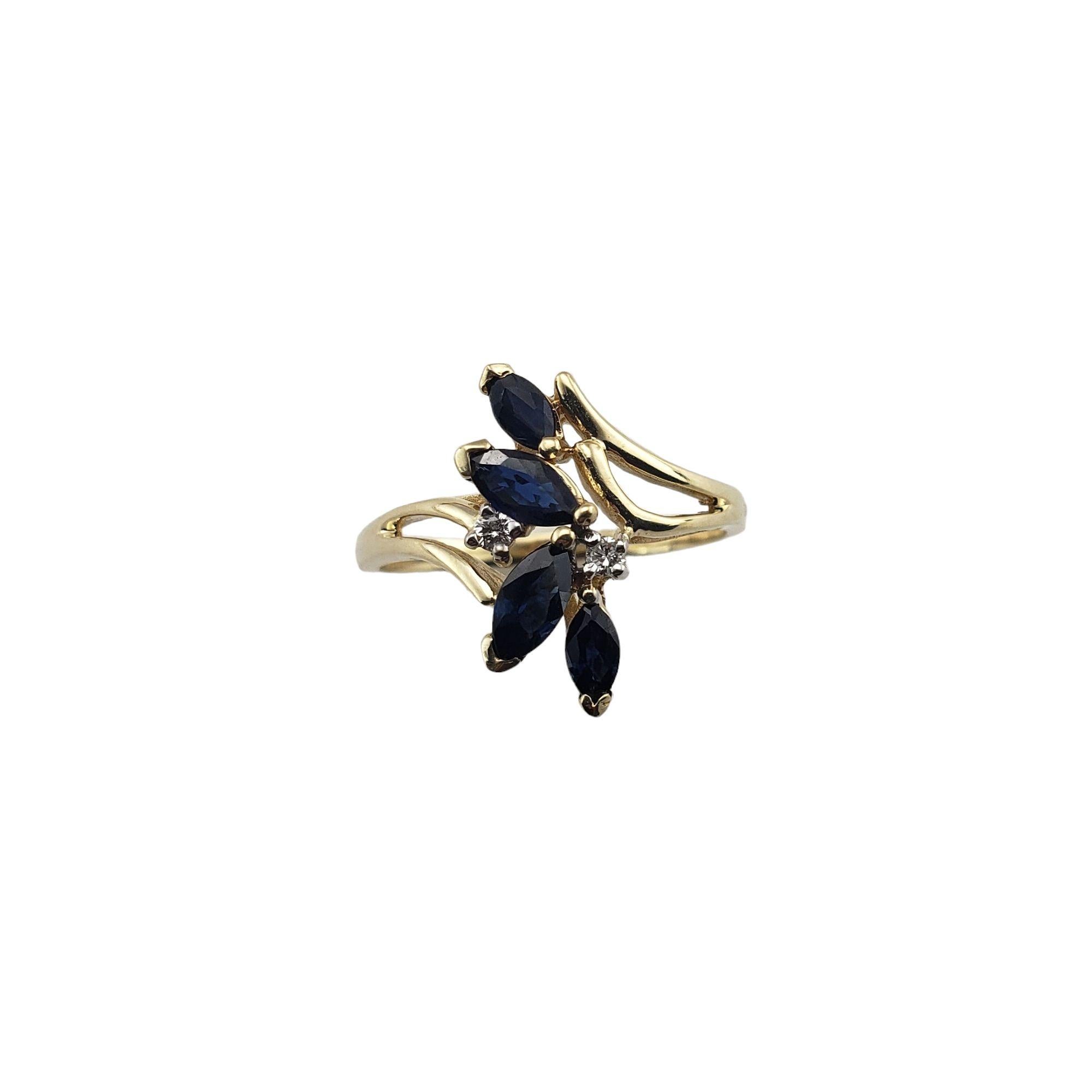 Vintage 14 Karat Gelbgold Saphir und Diamant Ring Größe 9-

Dieser atemberaubende Ring ist mit vier Marquis-Saphiren und zwei runden Diamanten im Brillantschliff in klassischem 14-karätigem Gelbgold gefasst.
Breite: 17 mm. Schaft: 2 mm.

Ungefähres