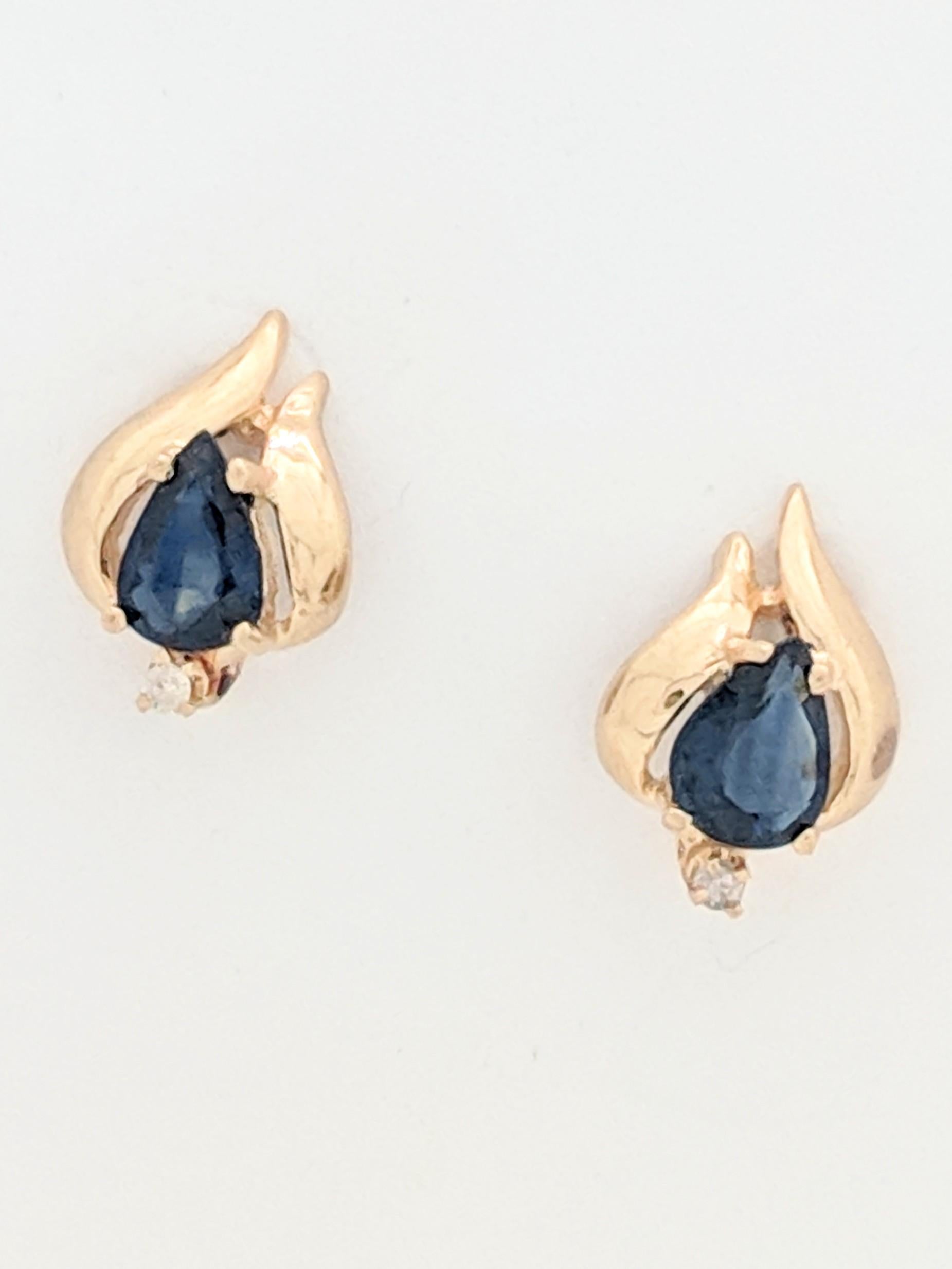 Contemporary 14 Karat Yellow Gold Sapphire and Diamond Stud Earrings