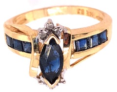 Anillo de Zafiro de Oro Amarillo de 14 Kilates con Detalles de Diamantes