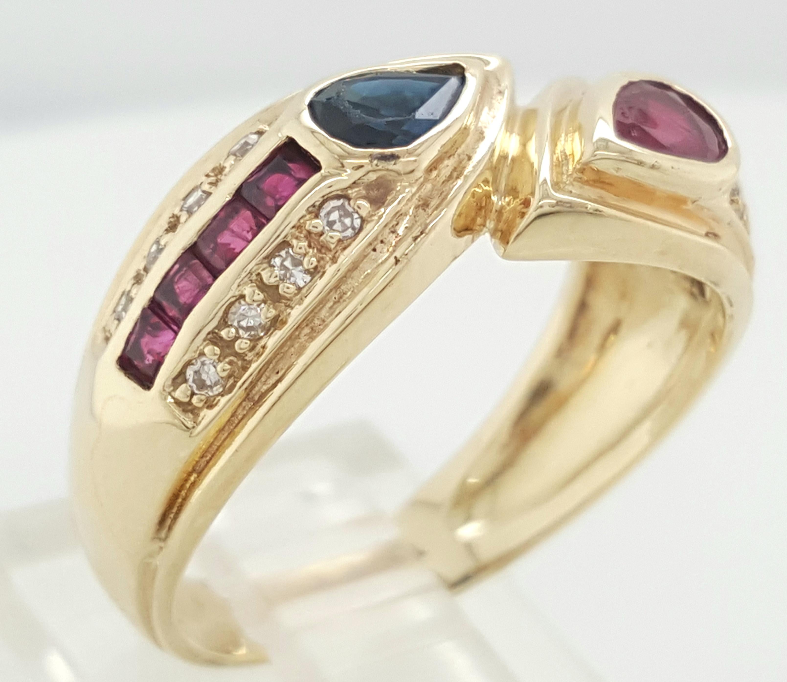 Ein einzigartiger Saphir- und Rubin-Diamantring im Vintage-Stil. Die Mittelsteine aus Saphir und Rubin sind in der Lünette gefasst und geometrisch diagonal zueinander angeordnet. Die beiden Steine sind mit einem Wirbel aus runden Diamanten