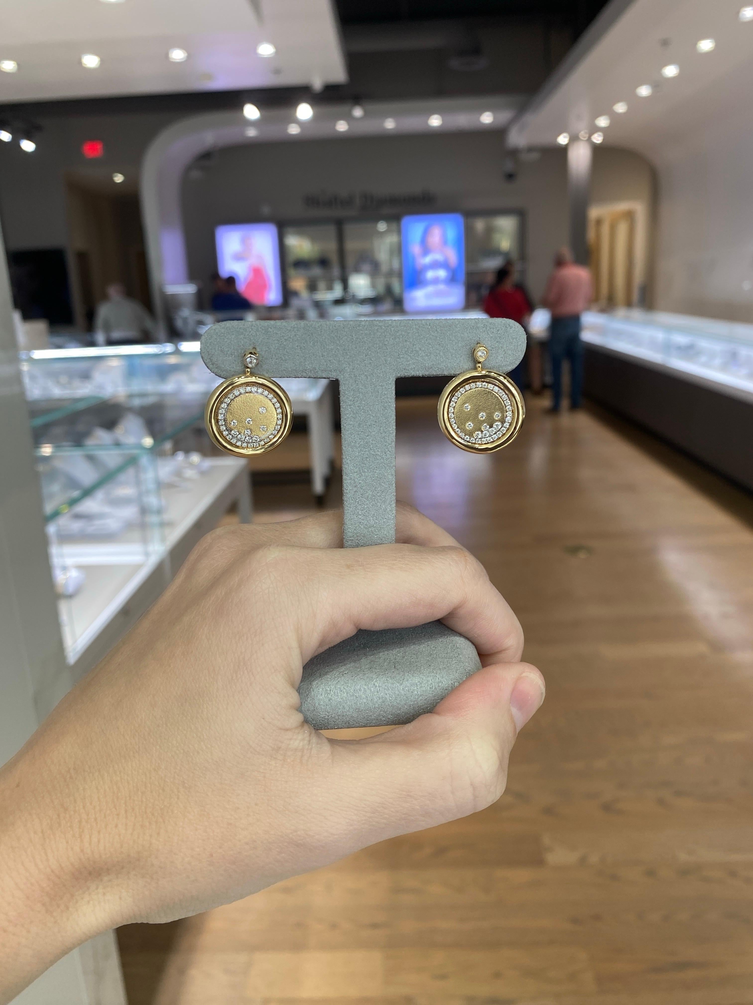 14 Karat Gelbgold-Tropfenohrringe mit gesprenkelten Diamanten (Rundschliff) im Angebot