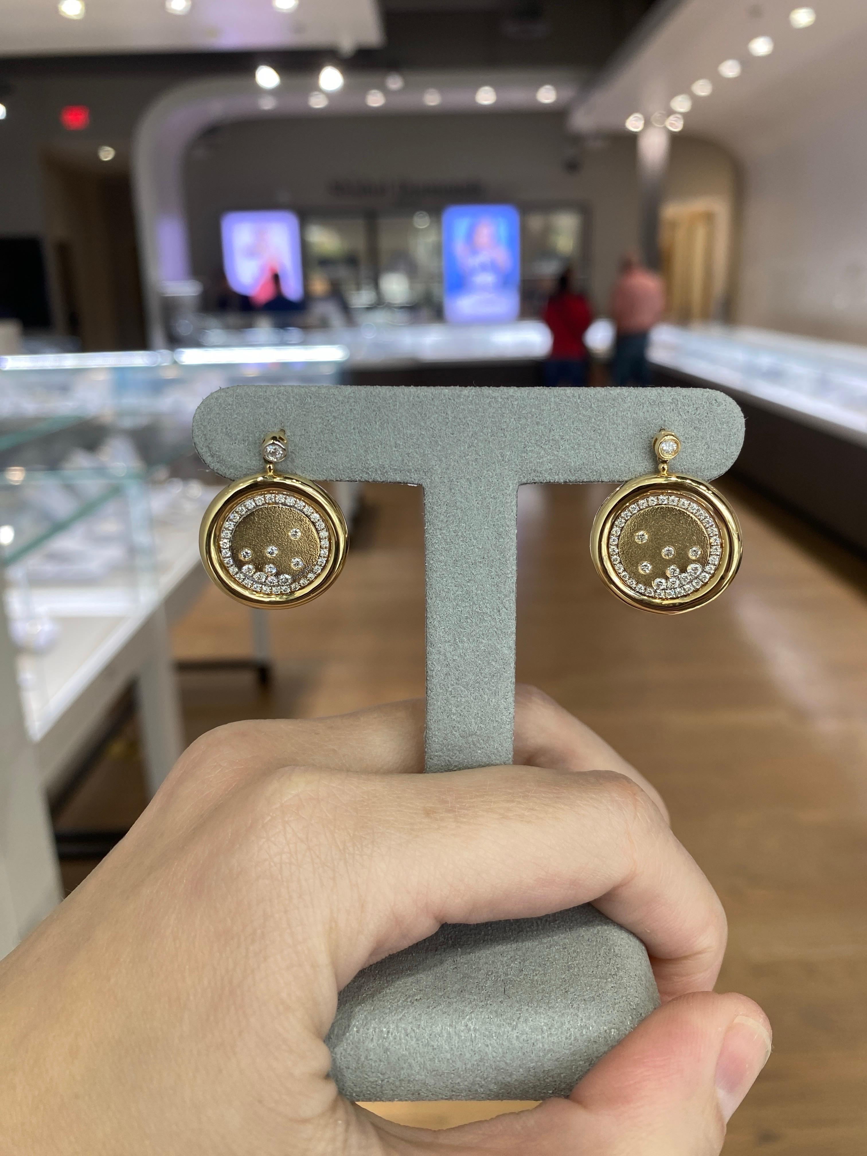 14 Karat Gelbgold-Tropfenohrringe mit gesprenkelten Diamanten für Damen oder Herren im Angebot