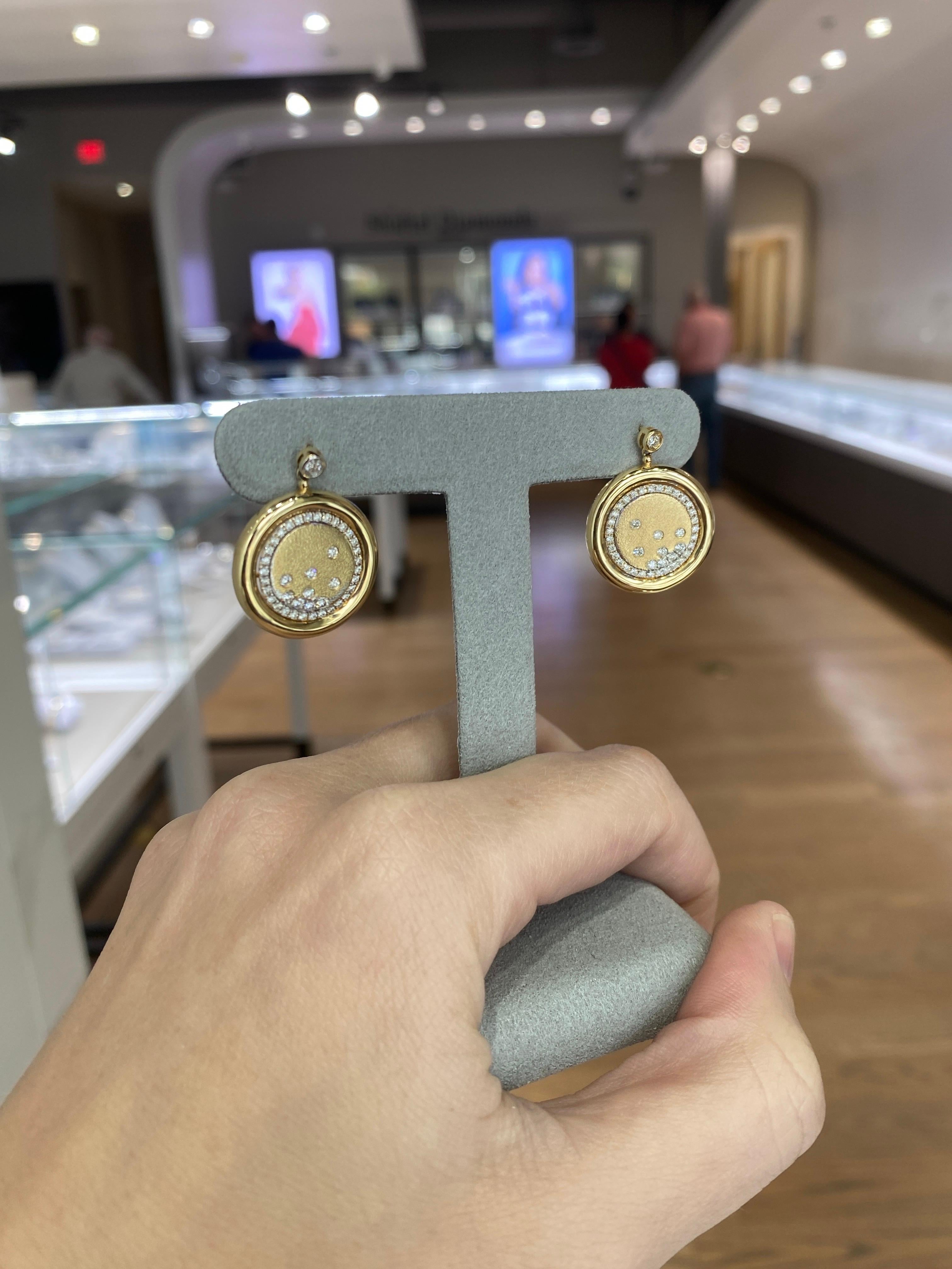 14 Karat Gelbgold-Tropfenohrringe mit gesprenkelten Diamanten im Angebot 1