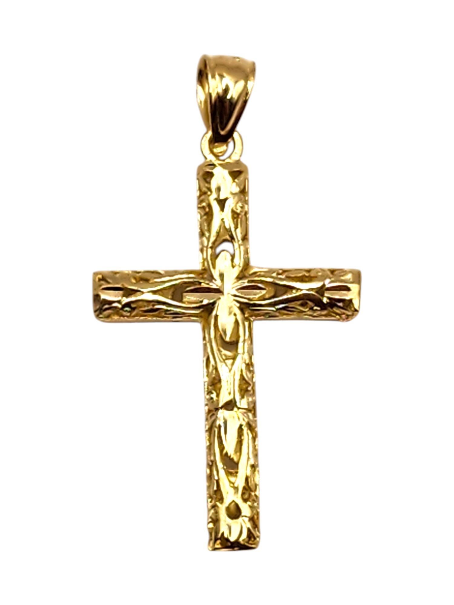 Pendentif croix à volutes en or jaune 14 carats #19992 Pour femmes en vente