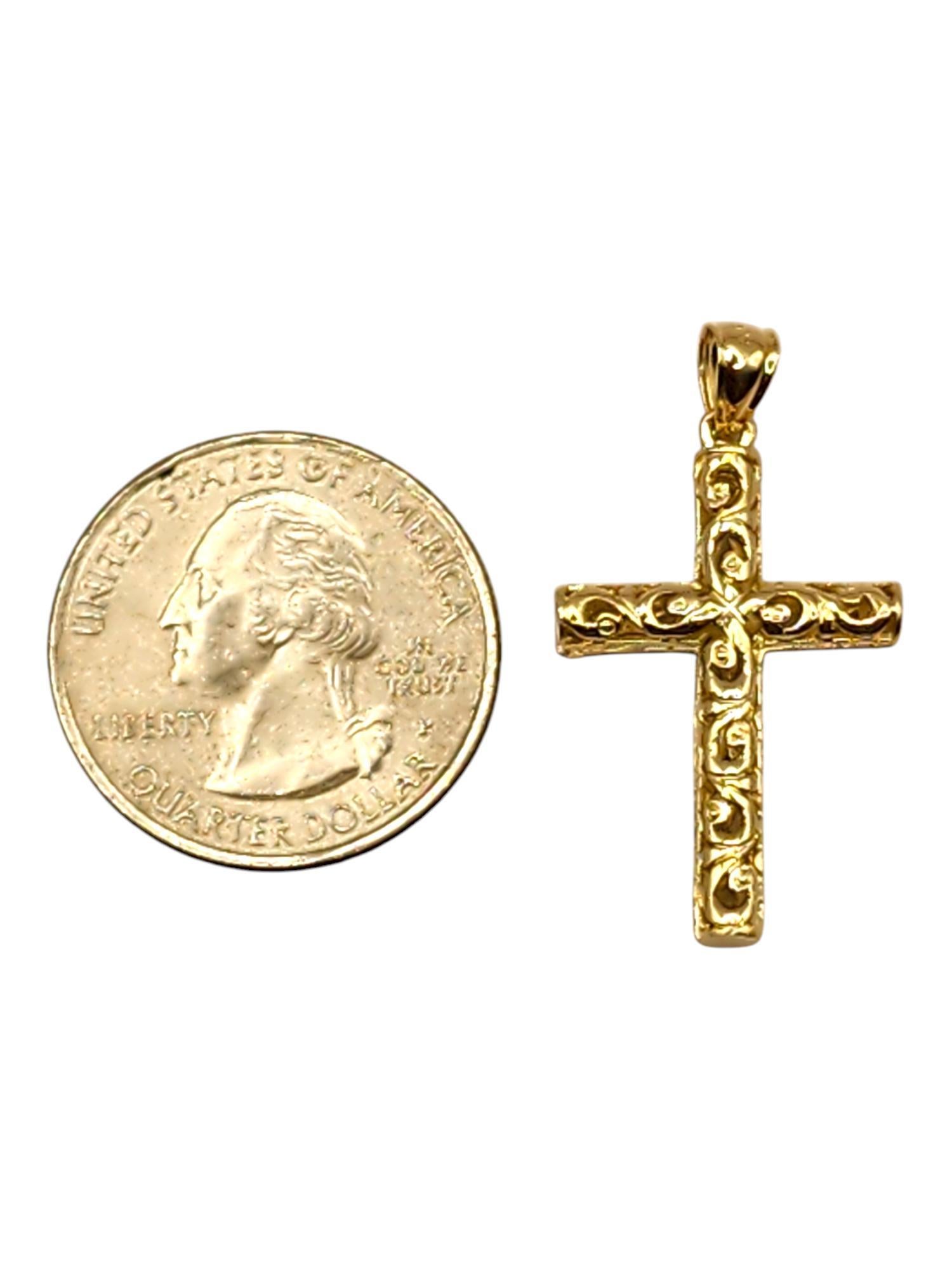 Pendentif croix à volutes en or jaune 14 carats #19992 en vente 2
