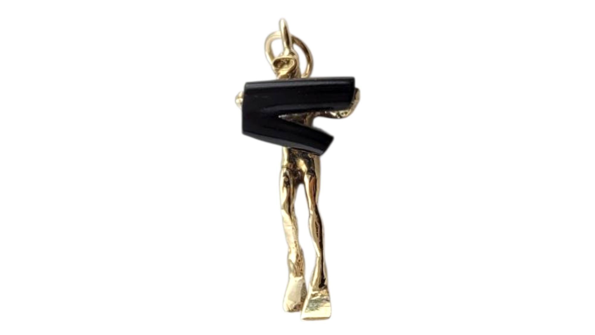 Charm per subacquei in oro giallo 14 carati.

Avventuroso, audace e dorato: questo charm per subacquei in oro giallo 14 karati presenta due pietre nere che aggiungono profondità e dettagli a questo design ispirato all'oceano.

Dimensioni: 28,8 mm X