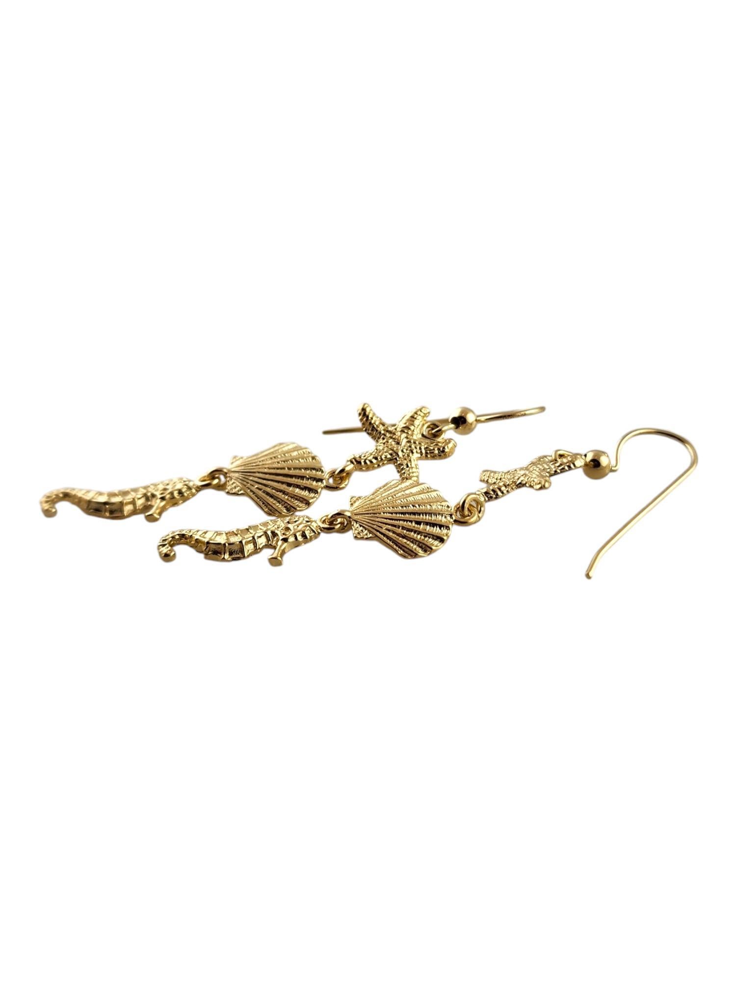Orecchini pendenti in oro giallo 14 carati a tema marino

Questi bellissimi orecchini pendenti sono caratterizzati da conchiglie, cavallucci marini e pesci stella, tutti meticolosamente realizzati in oro giallo 14K!

Dimensioni: 56,1 mm X 11,65 mm X