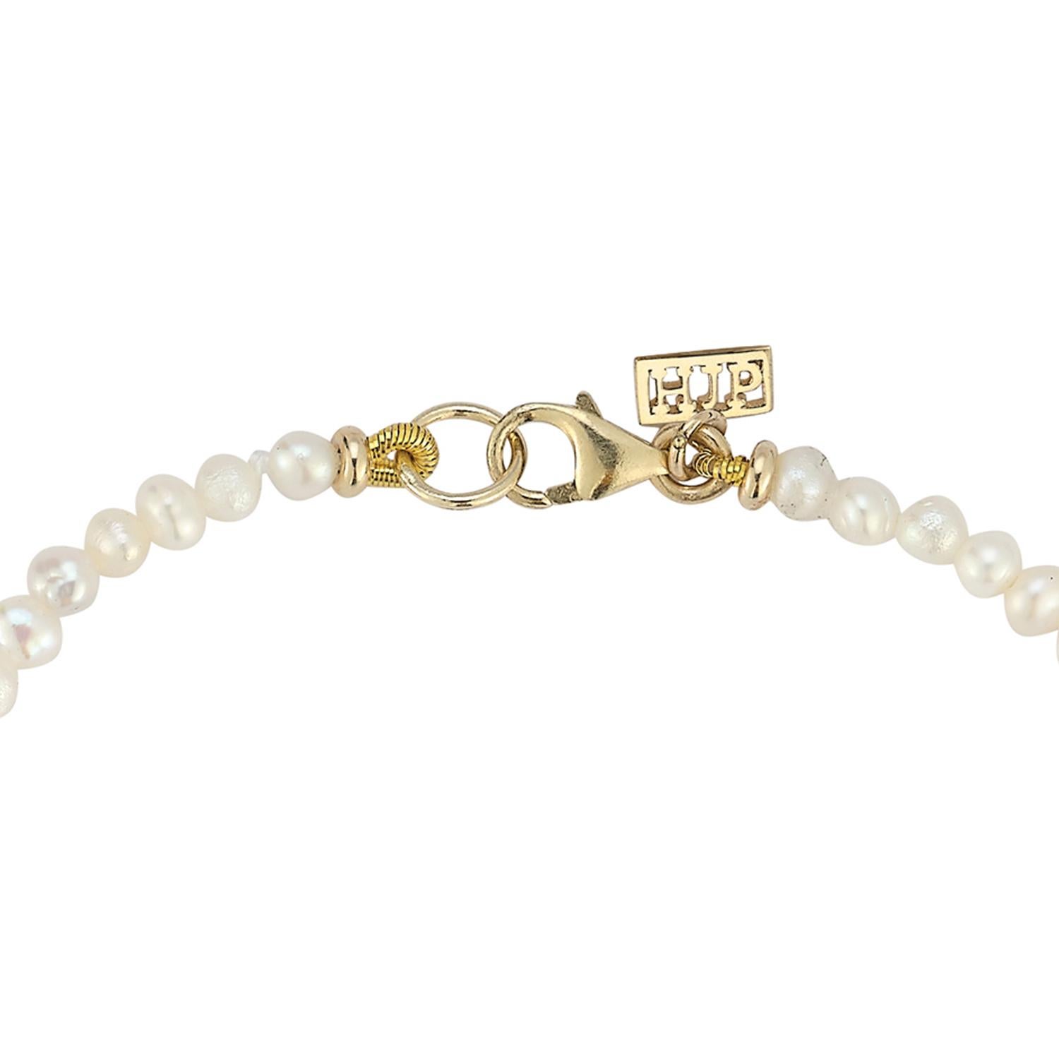 Il ne s'agit pas d'un bracelet de perles ordinaire, mais d'une touche de couleur sous la forme d'un bloc de couleur avec des pierres semi-précieuses facettées de type turquoise. Une super pièce décontractée à superposer pour toutes les saisons si