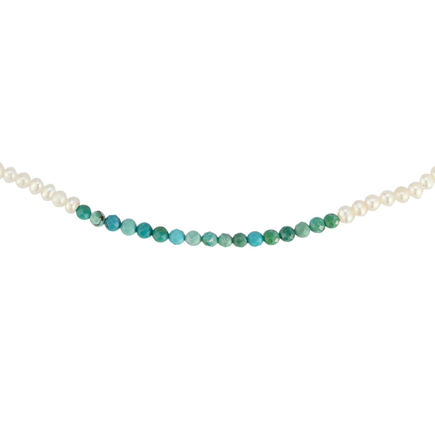 Dies ist kein gewöhnliches Perlenhalsband mit einem Farbklecks in Form eines Farbblocks mit facettierten Halbedelsteinen aus Türkis. Ein lustiges Lagenstück für alle Jahreszeiten, wenn Sie Ihre Halsketten gerne mit Perlen und Ketten