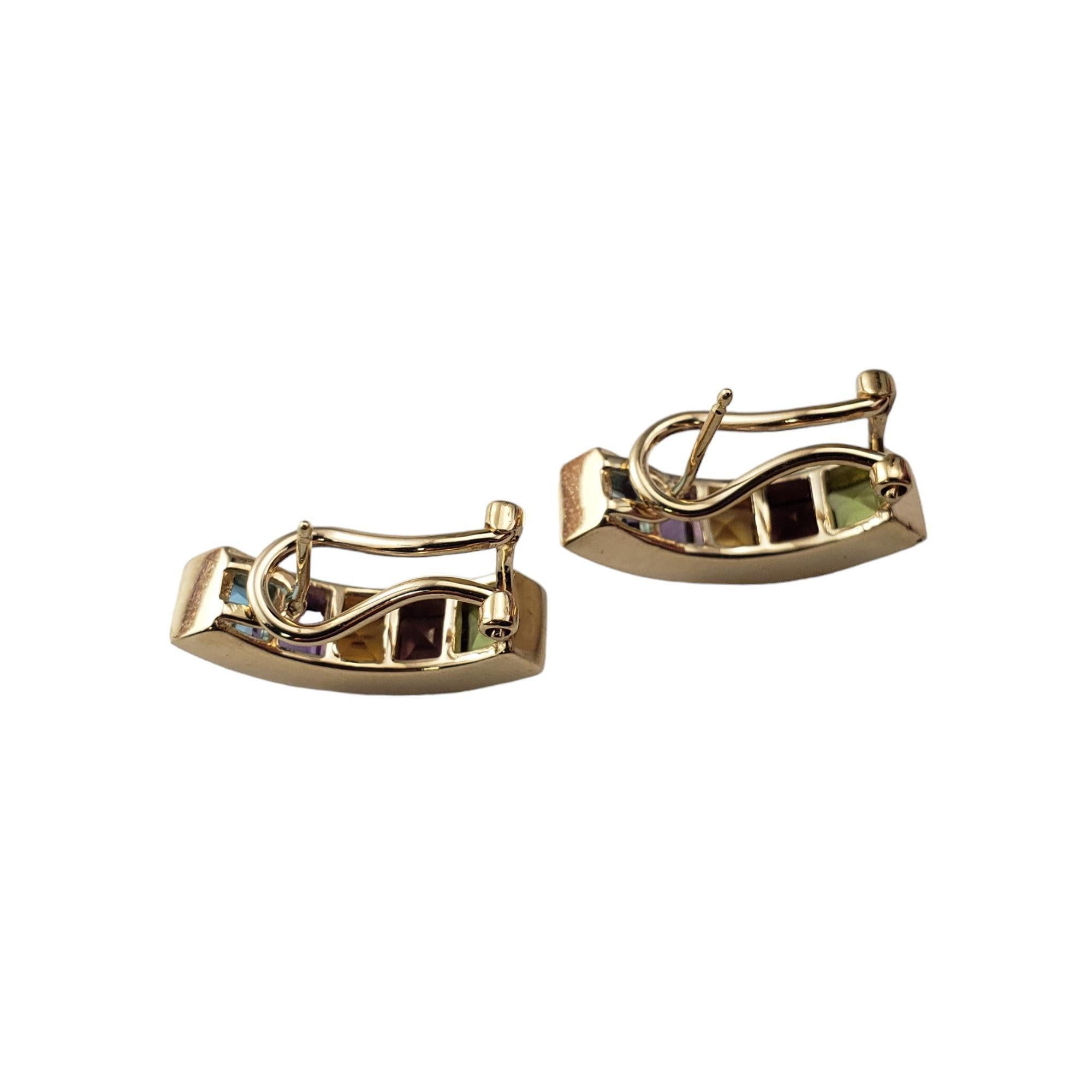 Boucles d'oreilles en or jaune 14 carats avec pierres précieuses

Ces élégantes boucles d'oreilles présentent des pierres semi-précieuses multicolores de taille princesse serties dans de l'or jaune 14K classique. Fermetures arrière en
