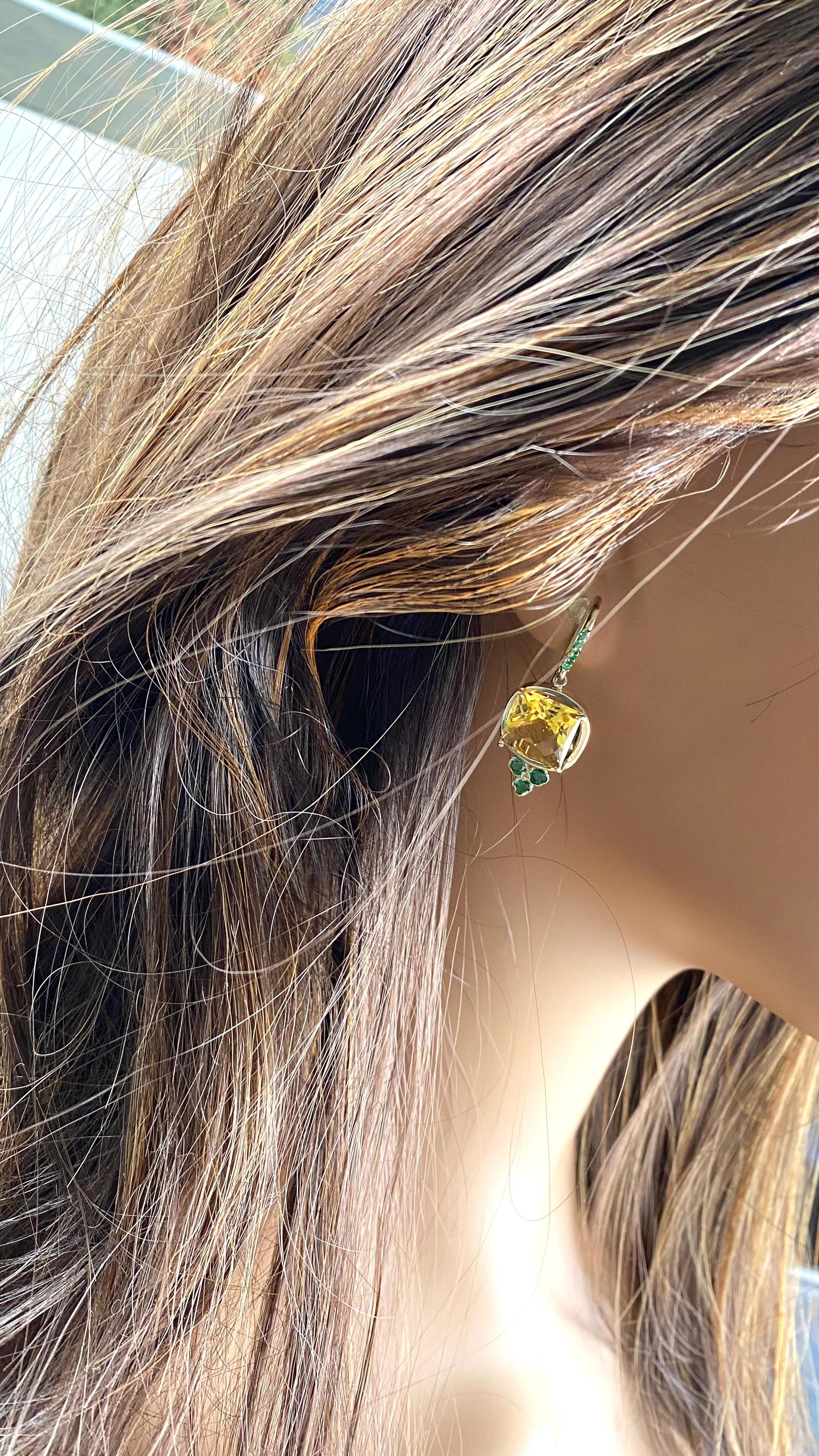 Boucles d'oreilles berger en or jaune 14 carats avec topaze jaune et émeraudes en vente 4