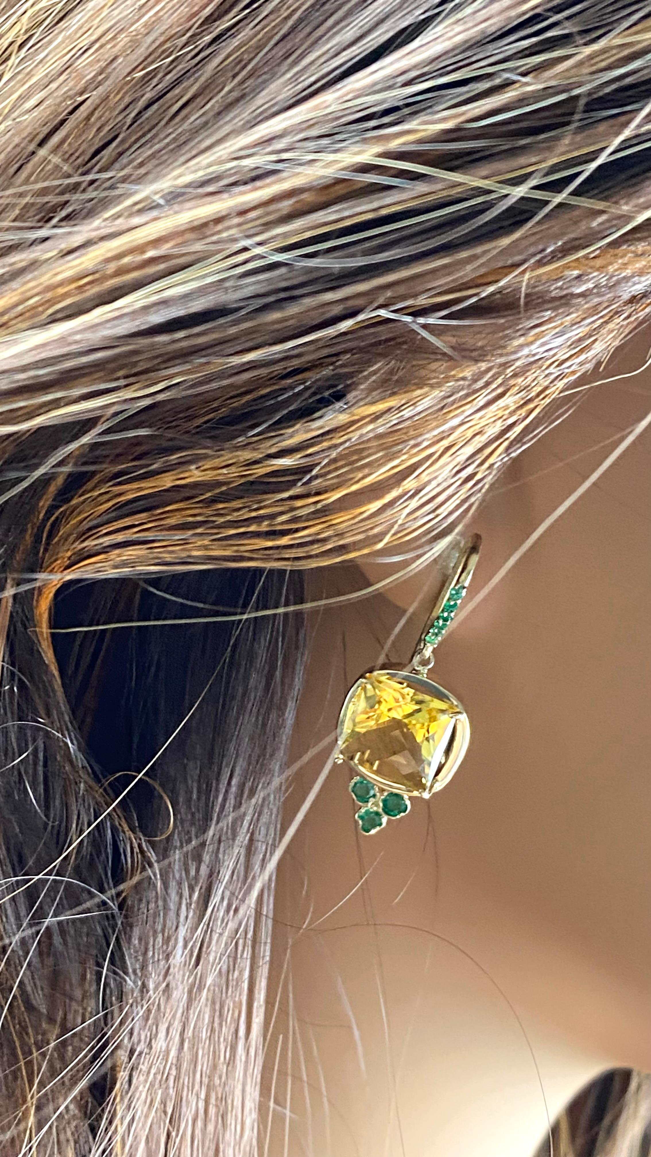Taille coussin Boucles d'oreilles berger en or jaune 14 carats avec topaze jaune et émeraudes en vente