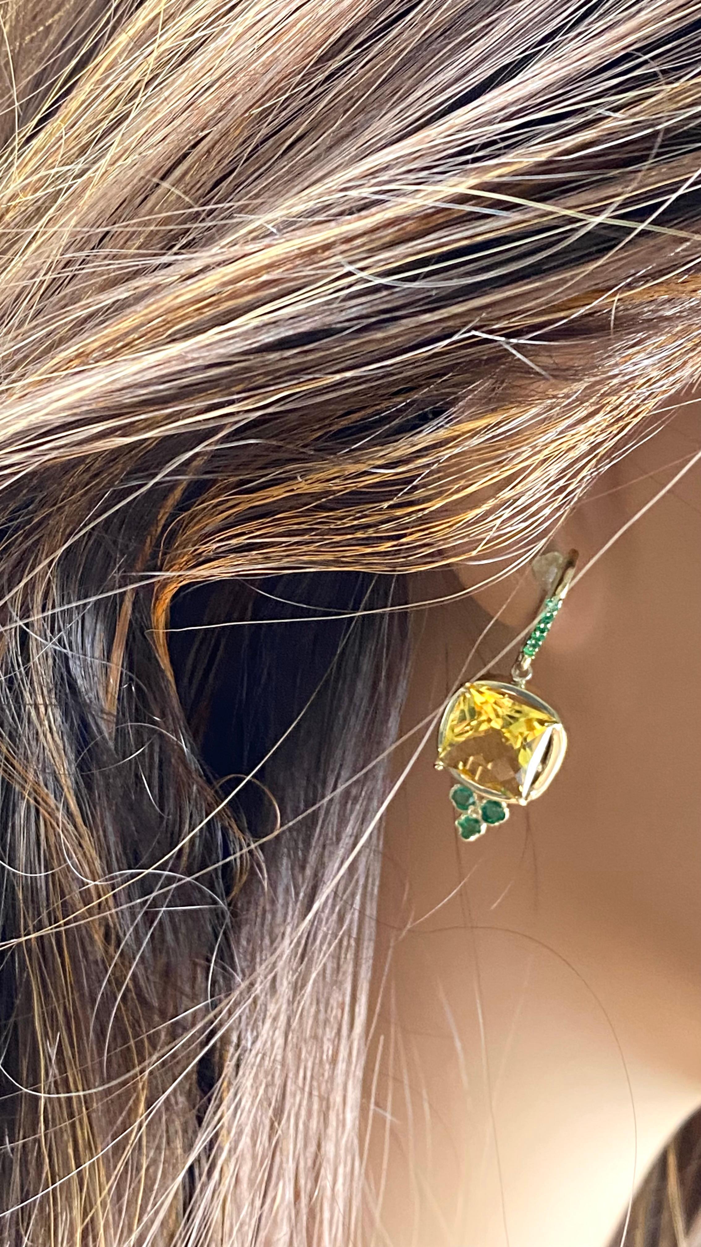 Boucles d'oreilles berger en or jaune 14 carats avec topaze jaune et émeraudes en vente 1