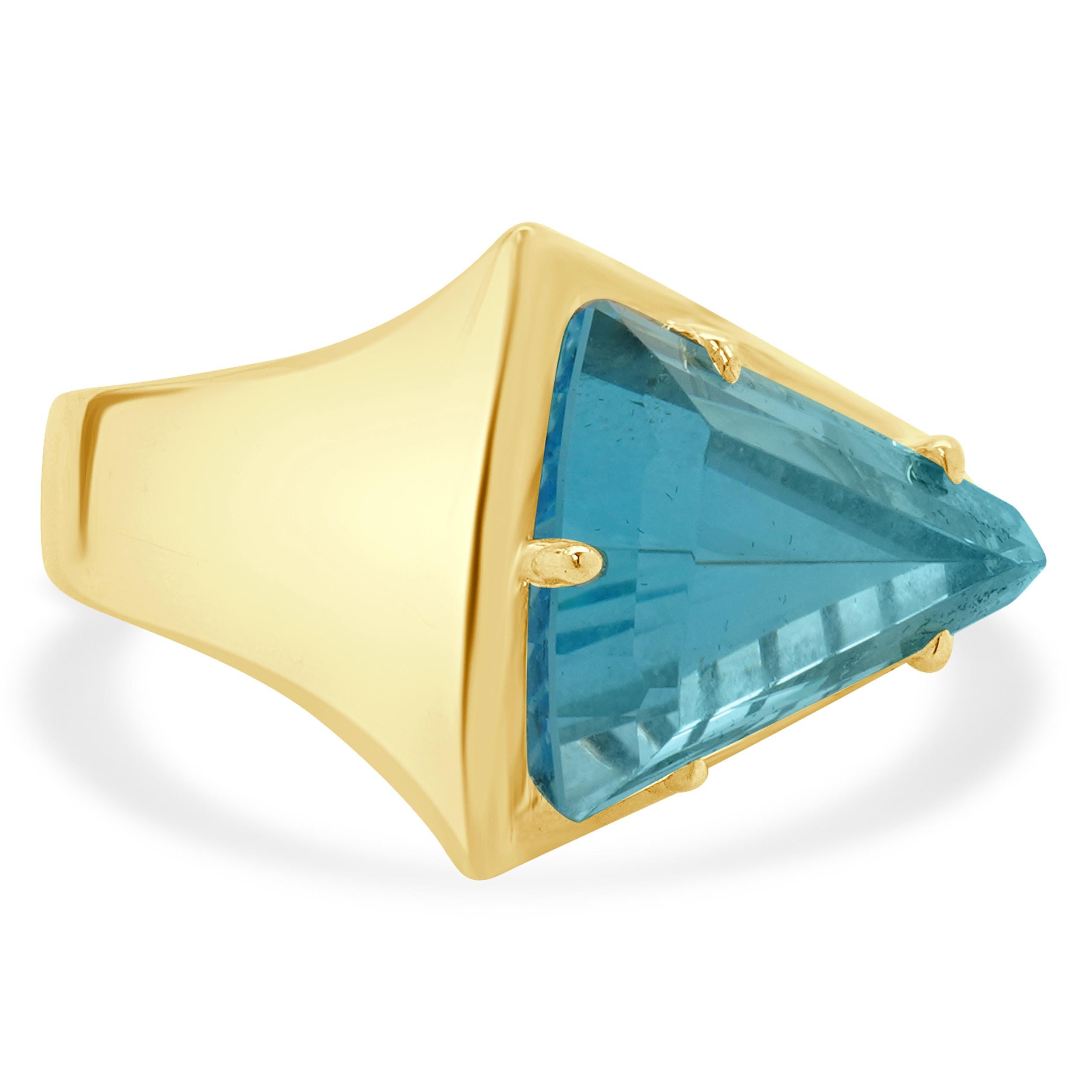 Scudo Anello in oro giallo 14 carati con taglio a scudo in topazio blu in vendita