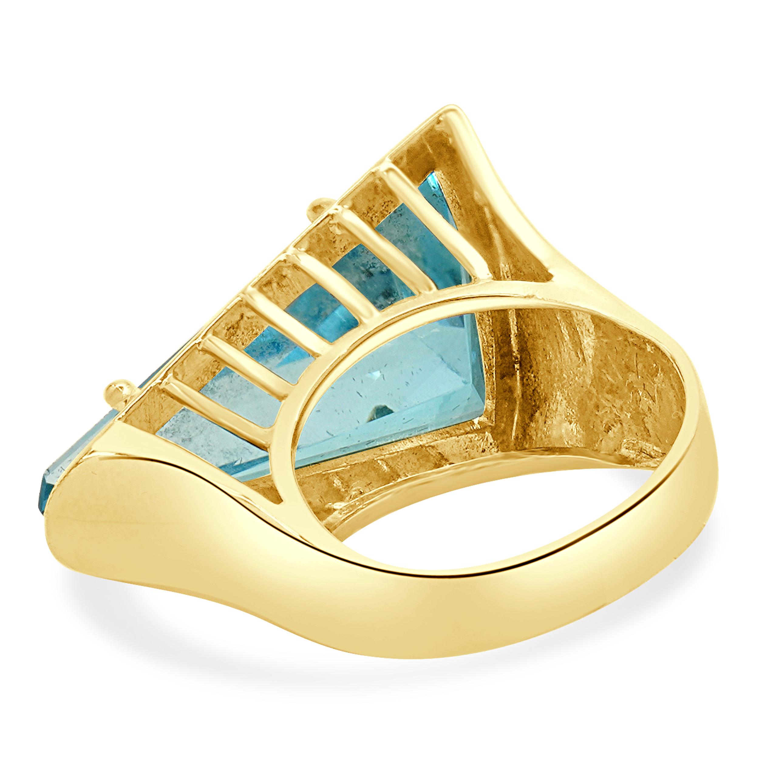 Anello in oro giallo 14 carati con taglio a scudo in topazio blu In condizioni ottime in vendita a Scottsdale, AZ