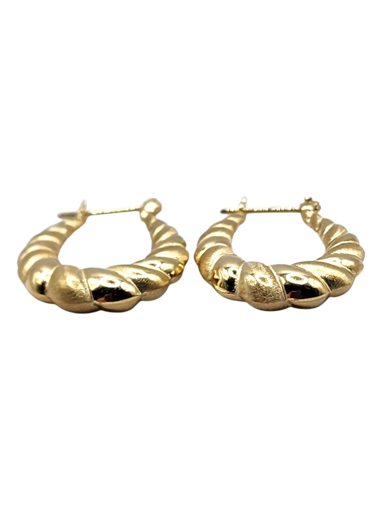 14 Karat Yellow Gold Shrimp Oval Hoop Earrings

These beautiful shrimp hoop earrings were crafted from 14K yellow gold and is going to look gorgeous on anyone!

Size: 23.72mm X 17.42mm X 4.22mm

Weight: 2.14 g/ 1.38 dwt

Hallmark: 14K OR

Very good