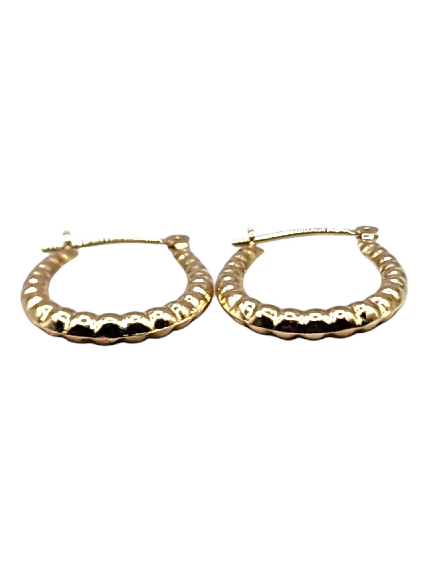 14 Karat Yellow Gold Shrimp Oval Hoop Earrings

These beautiful shrimp hoop earrings were meticulously crafted from 14K yellow gold and will look gorgeous on you!

Size: 19.31mm X 15.23mm X 2.41mm

Weight: 0.87 g/ 0.56 dwt

Hallmark: 14K

Very good