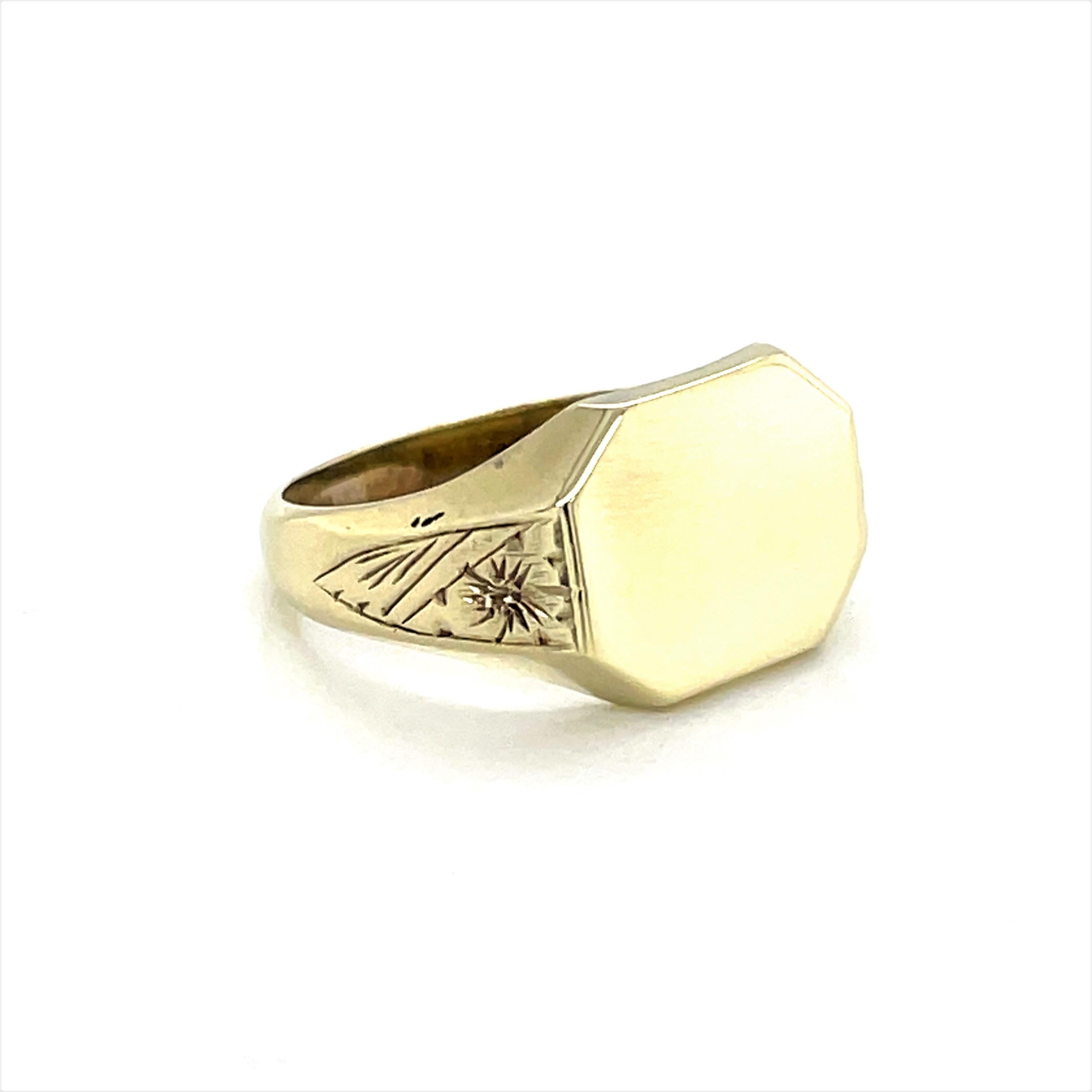 14 Karat Yellow Gold Signet Ring In Good Condition For Sale In Mount Kisco, NY