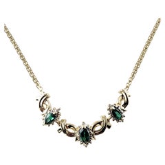 14 Karat Gelbgold Halskette mit simuliertem Smaragd und Diamant