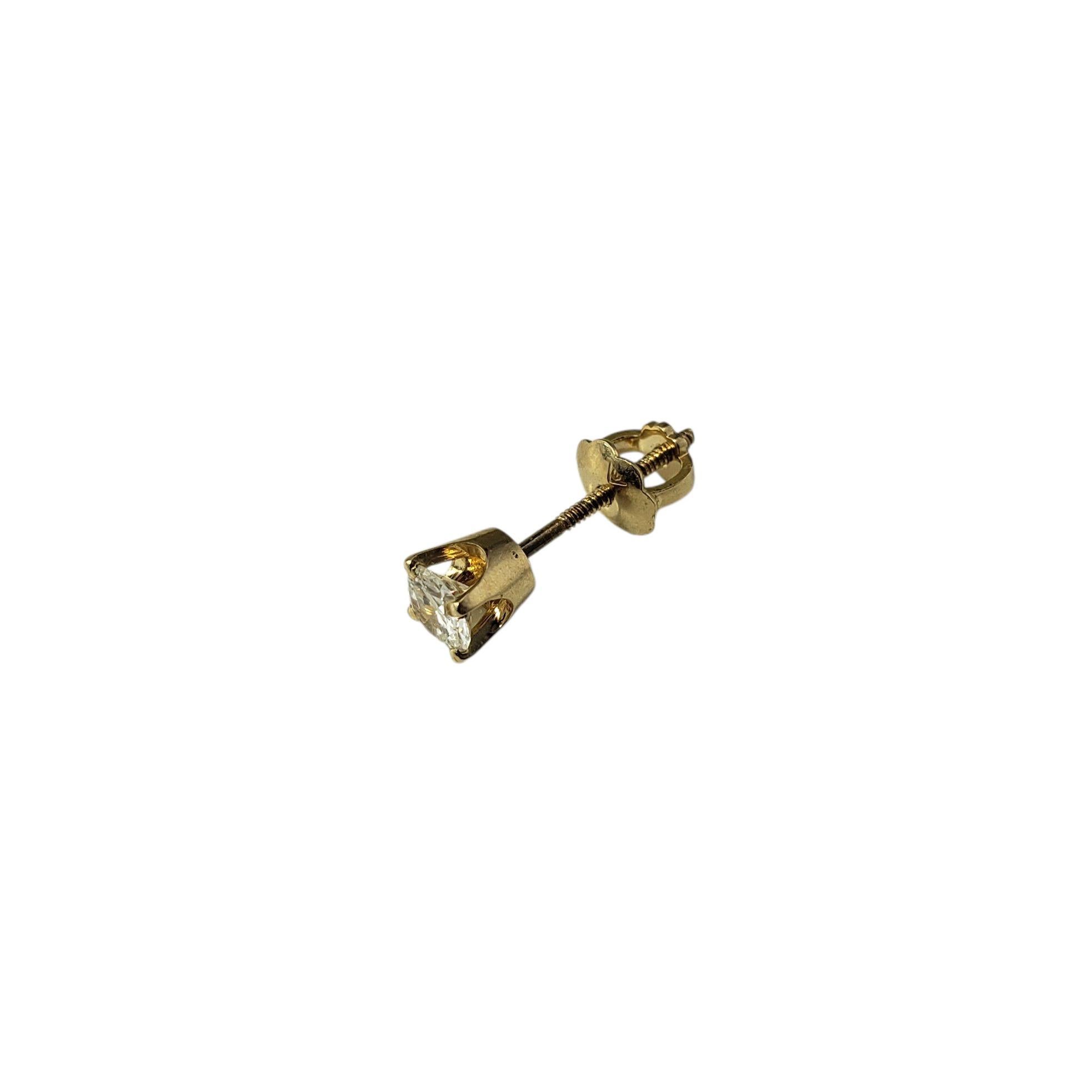 Taille brillant Clous d'oreilles en or jaune 14 carats avec un seul diamant #21417 en vente