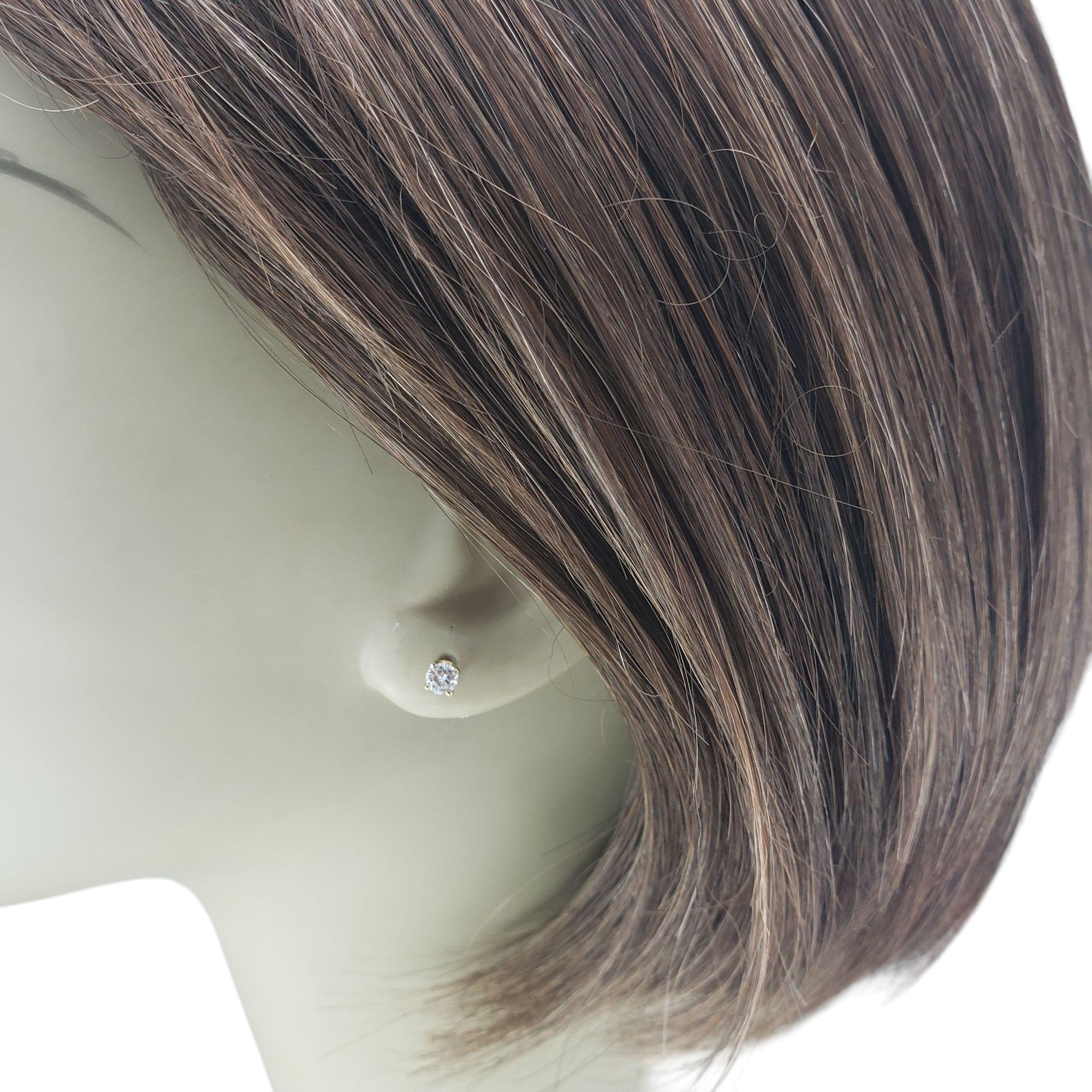 Clous d'oreilles en or jaune 14 carats avec un seul diamant #21417 en vente 3