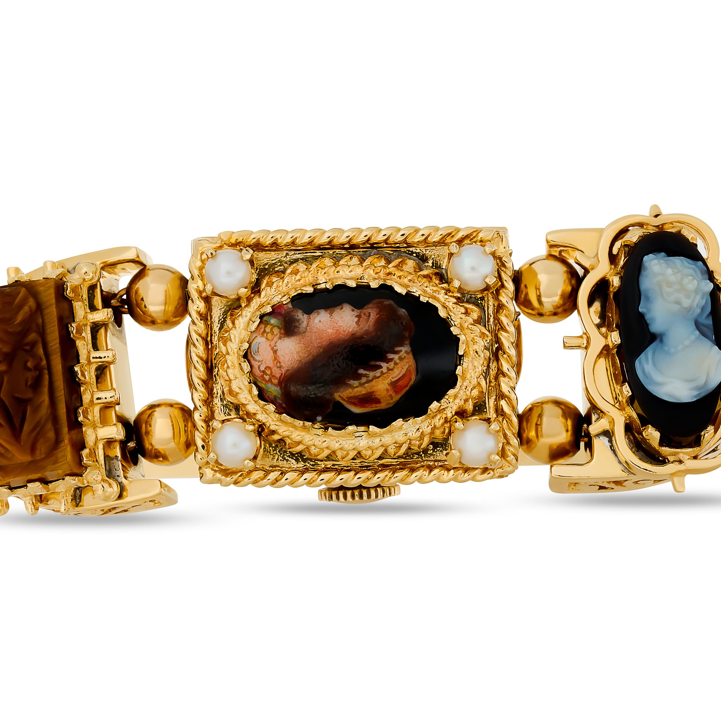 Ce bracelet unique en or jaune 14 carats présente un ensemble captivant de pierres précieuses et de textures diverses, dont le point culminant est un cadran de montre astucieusement dissimulé dans le panneau rectangulaire central, créant ainsi un