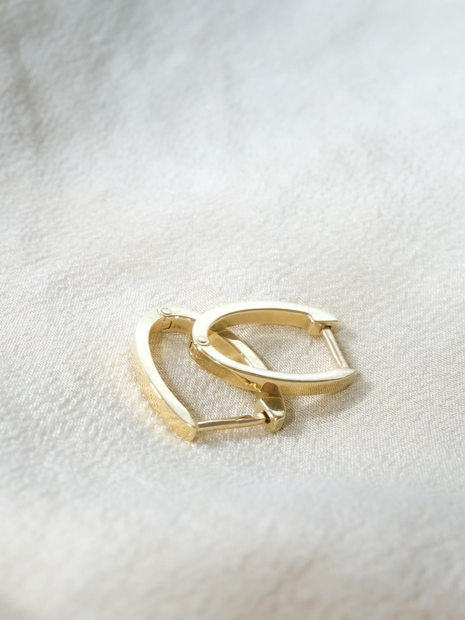 14 Karat Yellow Gold Small Oval Classic Hinge Hoop Earrings by Mon Pilar In New Condition For Sale In Brooklyn, NY