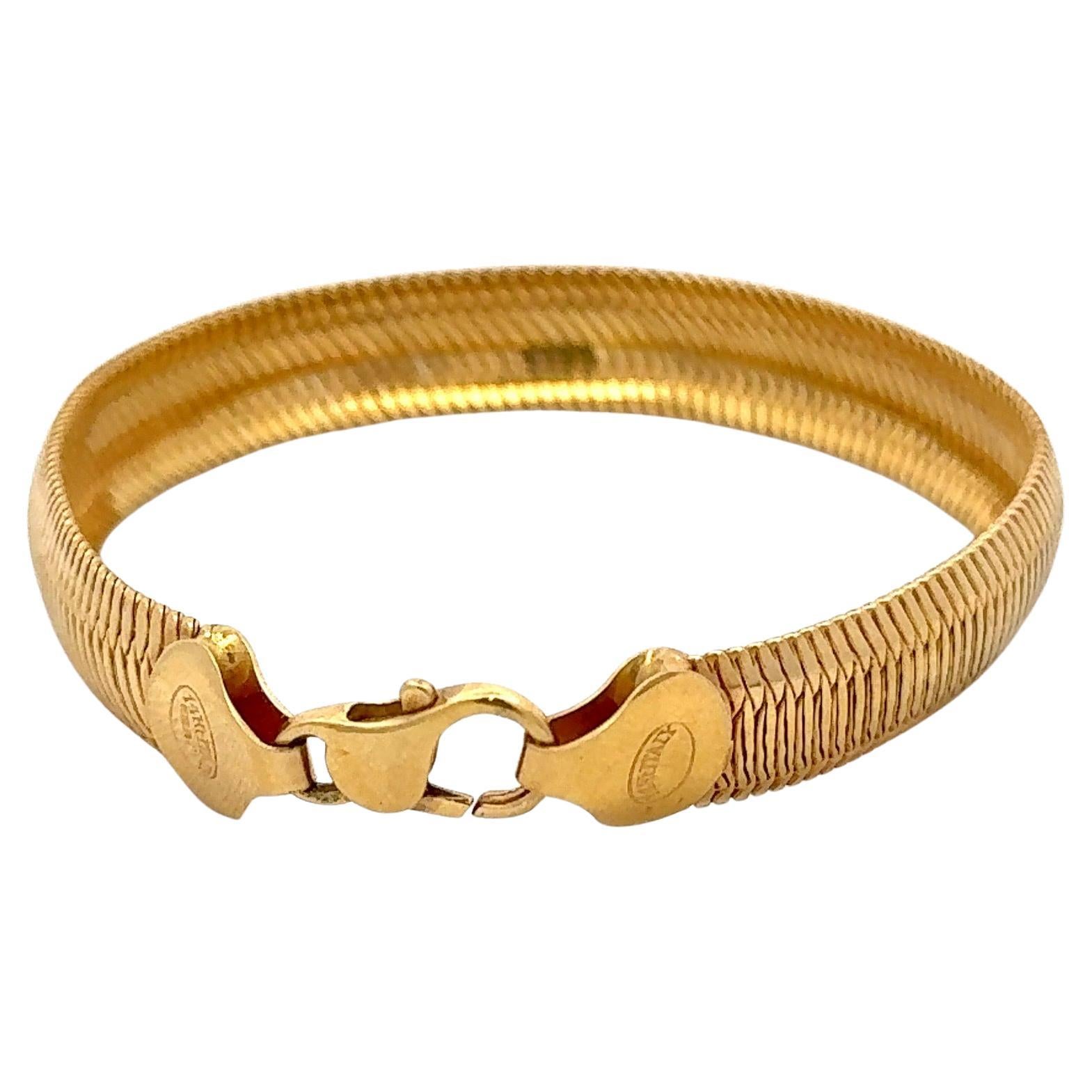 Bracelet en or jaune 14 carats présentant un motif de serpent et pesant 10,2 grammes. 
Fabriqué en Italie 