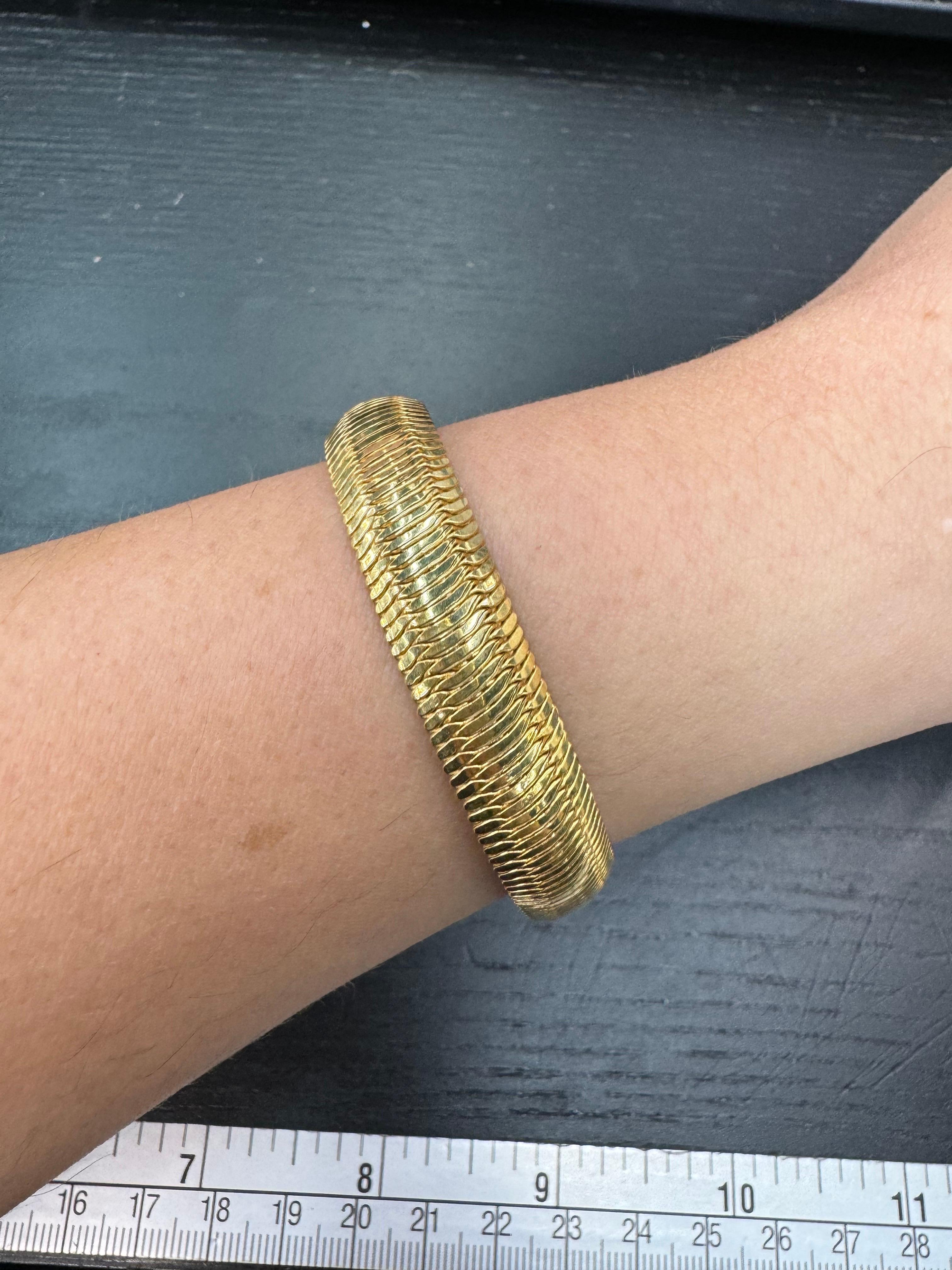 Bracelet à motif serpent en or jaune 14 carats 10,2 grammes, fabriqué en Italie en vente 1
