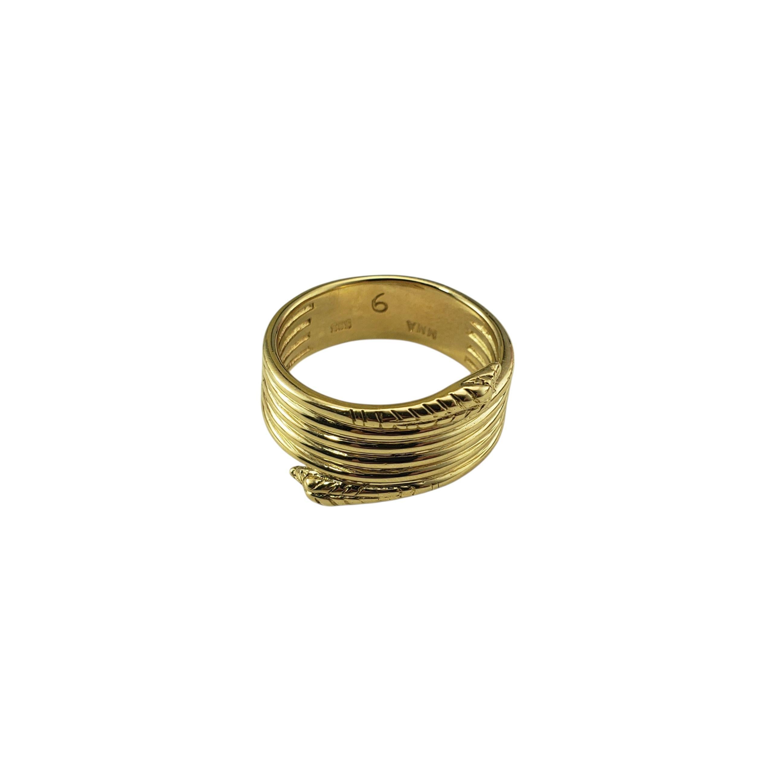 Anello serpente in oro giallo 14 carati misura 8,5-8,75

Questo sorprendente anello in oro giallo 14K si avvolge con grazia intorno al dito in un audace design ispirato al serpente. Un'interpretazione moderna di un antico simbolo di trasformazione e