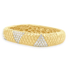 14 Karat Gelbgold Schlangenhaut Texturierter Diamant Quadratischer Armreif