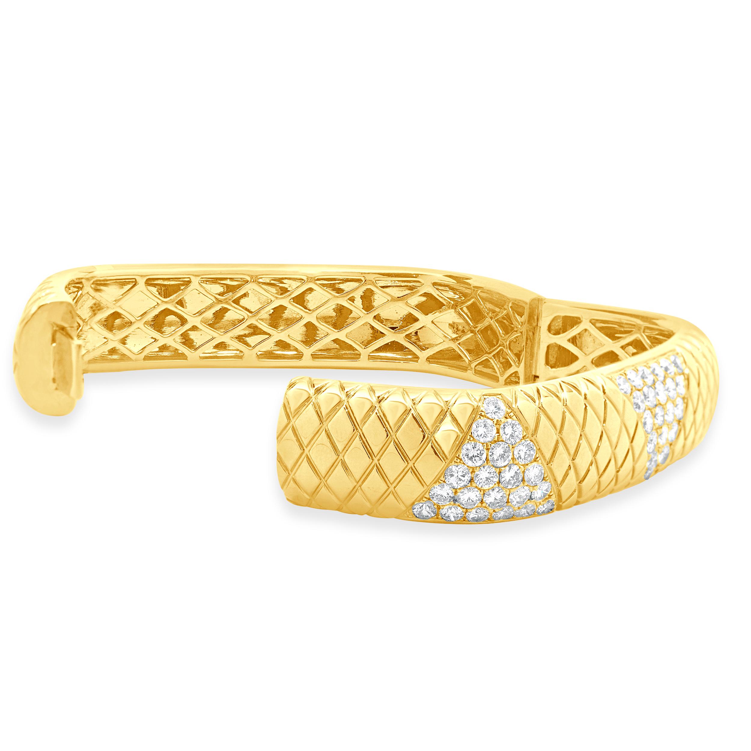 14 Karat Yellow Gold Snake Skin Textured Diamond Squared Bangle Bracelet In Excellent Condition For Sale In Scottsdale, AZ