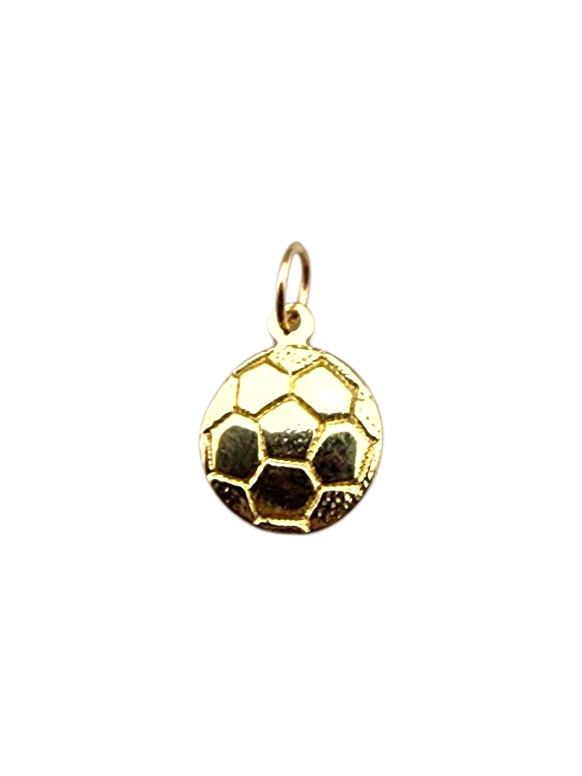 Charm a forma di pallone da calcio in oro giallo 14 carati #22801 in vendita