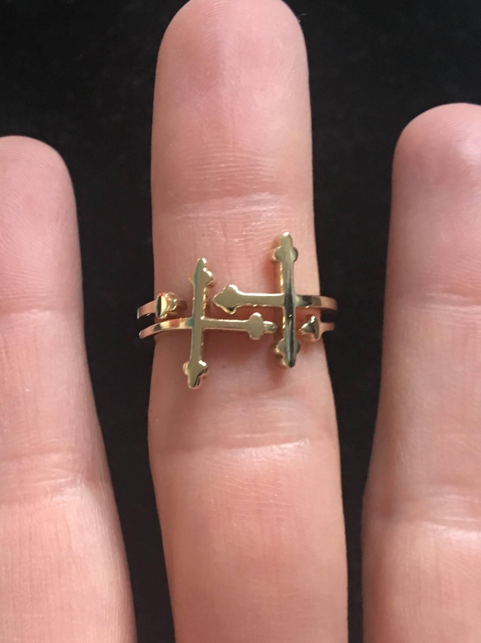 14 Karat Yellow Gold Solid Cross Your Fingers Ring In New Condition In Los Angeles, CA