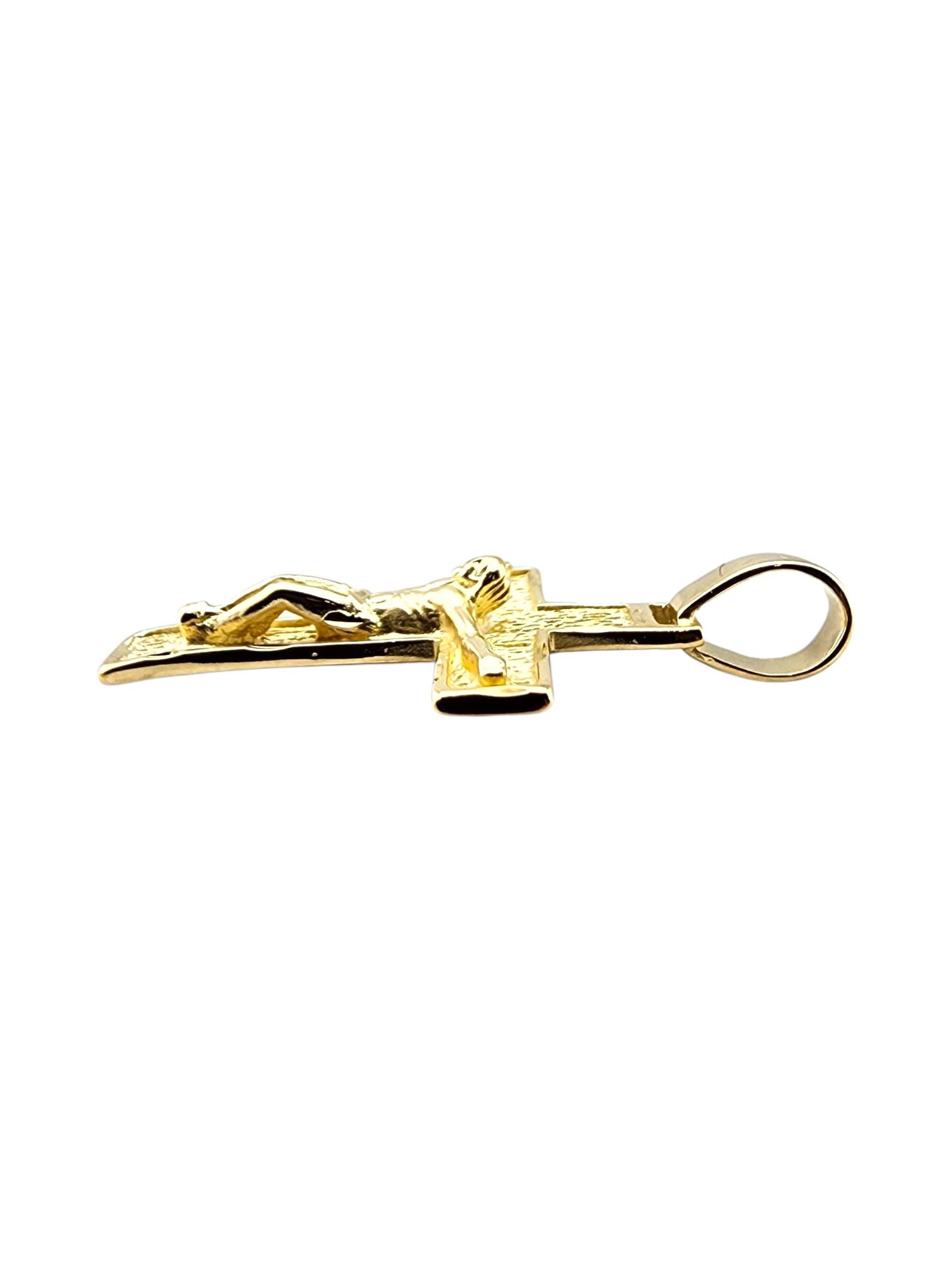 Pendentif Crucifix en or jaune 14 carats massif

Ce pendentif crucifix massif en or jaune 14 carats rayonne de force et de dévotion, une pièce de foi classique conçue avec une élégance intemporelle et un style durable.

Poinçon : Ma 14K

Poids : 4,5