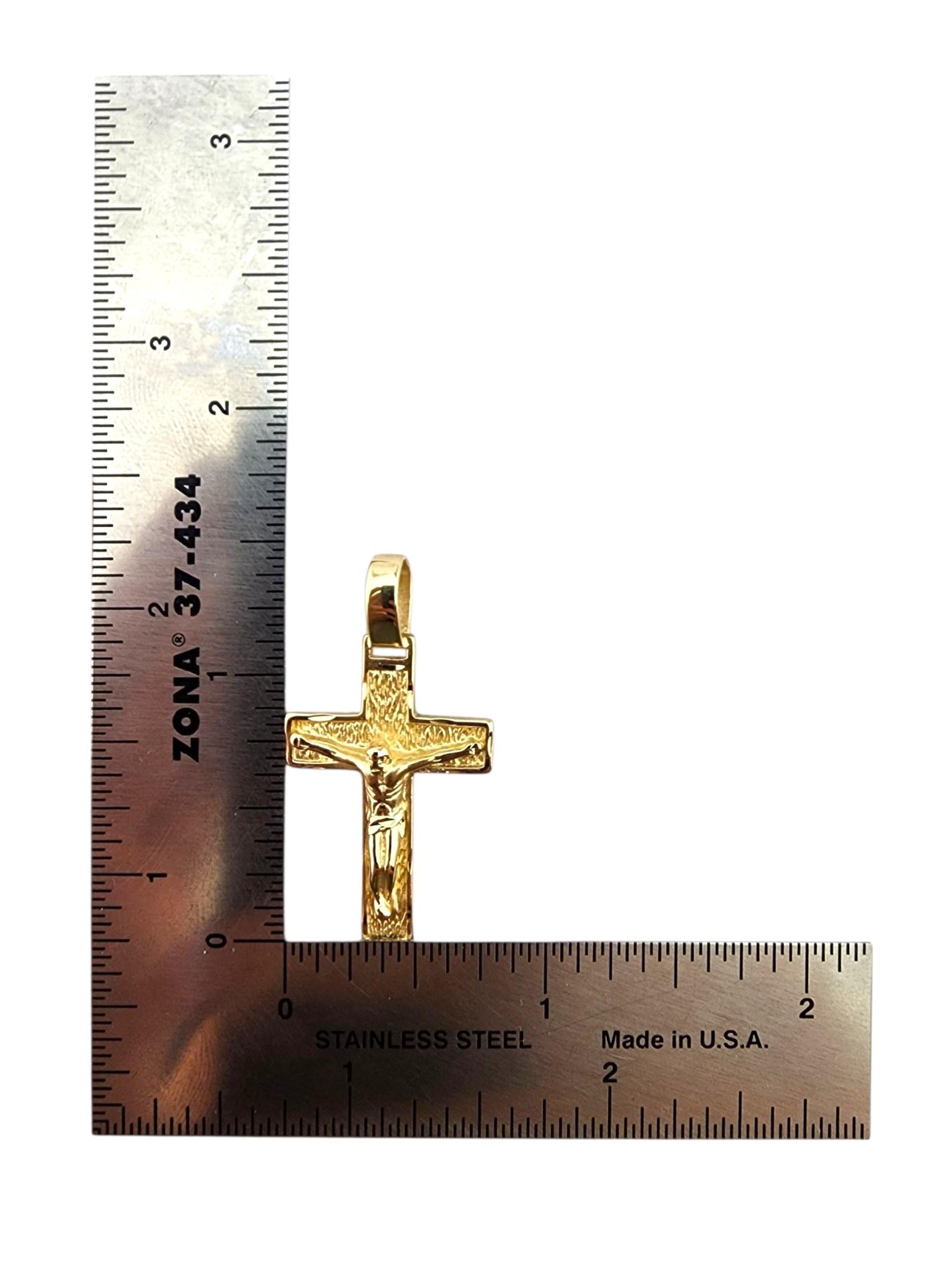 Pendentif Crucifix en or jaune 14 carats #23285 en vente 3