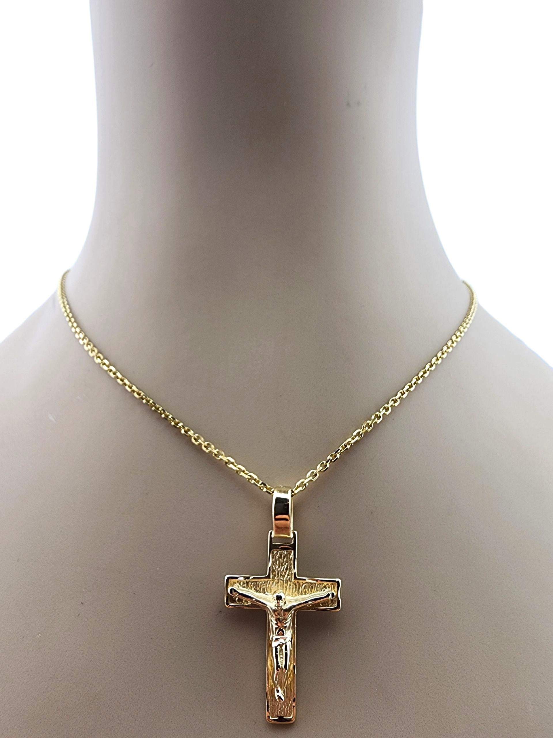 Pendentif Crucifix en or jaune 14 carats #23285 en vente 4